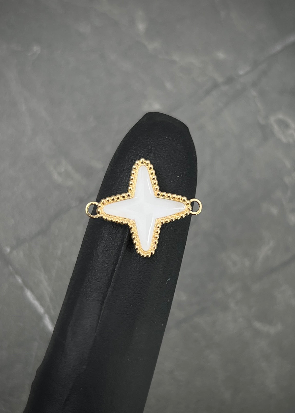 Herraje tipo lucky diamantado con resina 1.9gr / Largo 1.7cm — Oro Amarillo