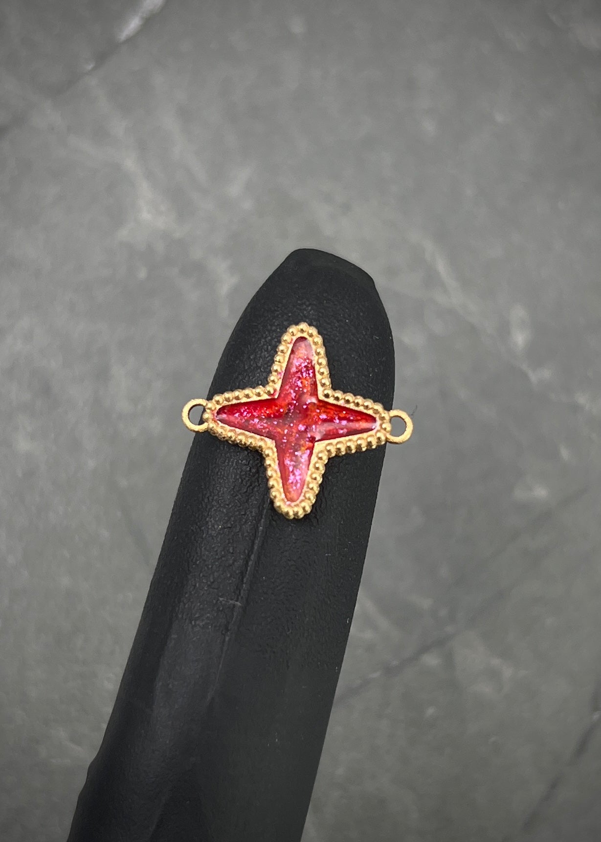 Herraje tipo lucky clover con resina 1.6gr / Largo 1.7cm / Oro Amarillo Nac B