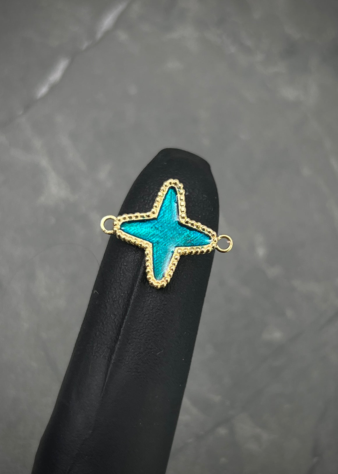 Herraje Tipo Lucky diamantado con resina 1.9gr / Largo 1.7cm — Oro Amarillo