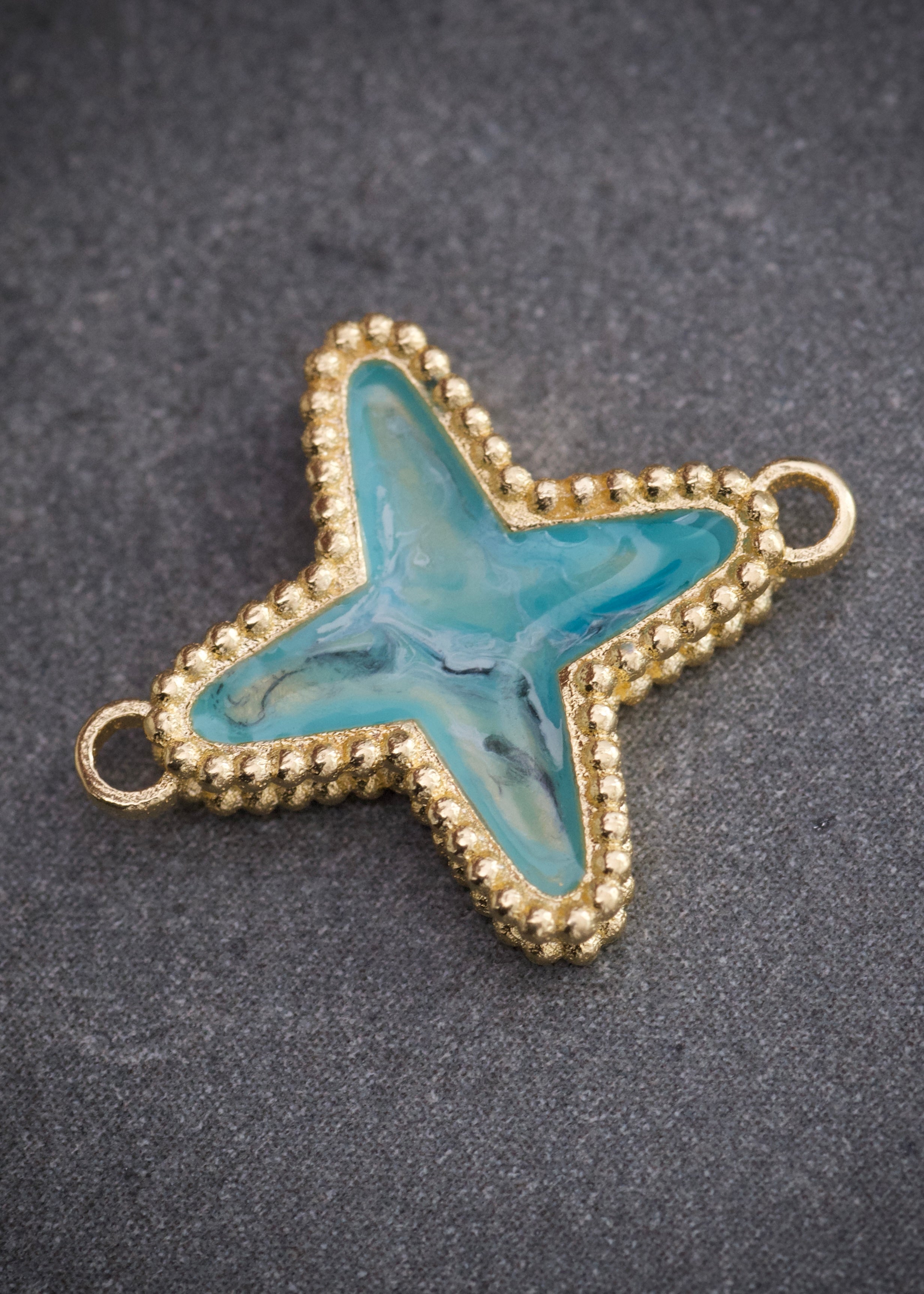 Herraje Tipo Lucky Diamantado con resina 1.95gr / Largo 1.7cm / Oro Amarillo Nac B