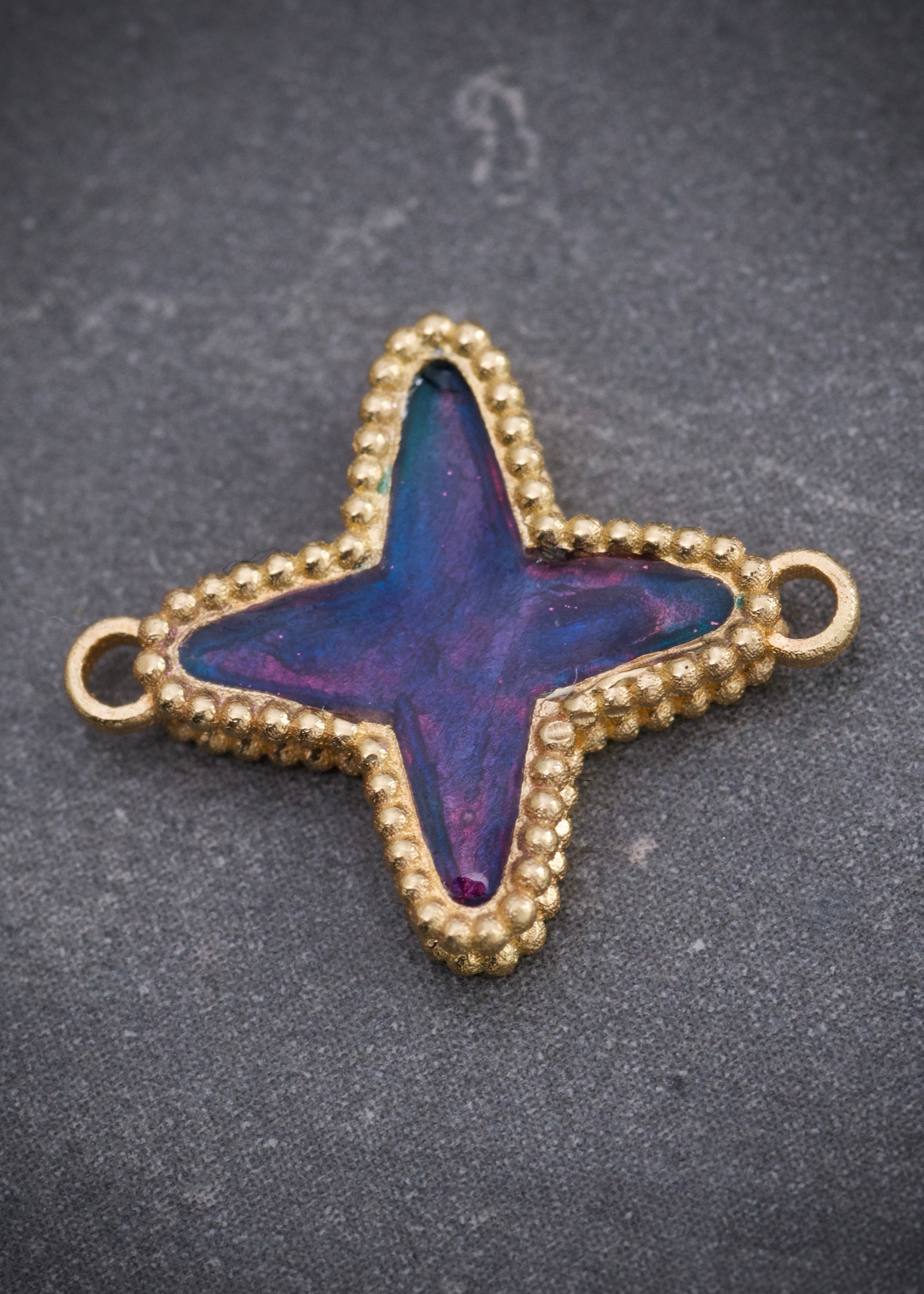 Herraje tipo lucky clover con resina 1.6gr / Largo 1.7cm / Oro Amarillo Nac B