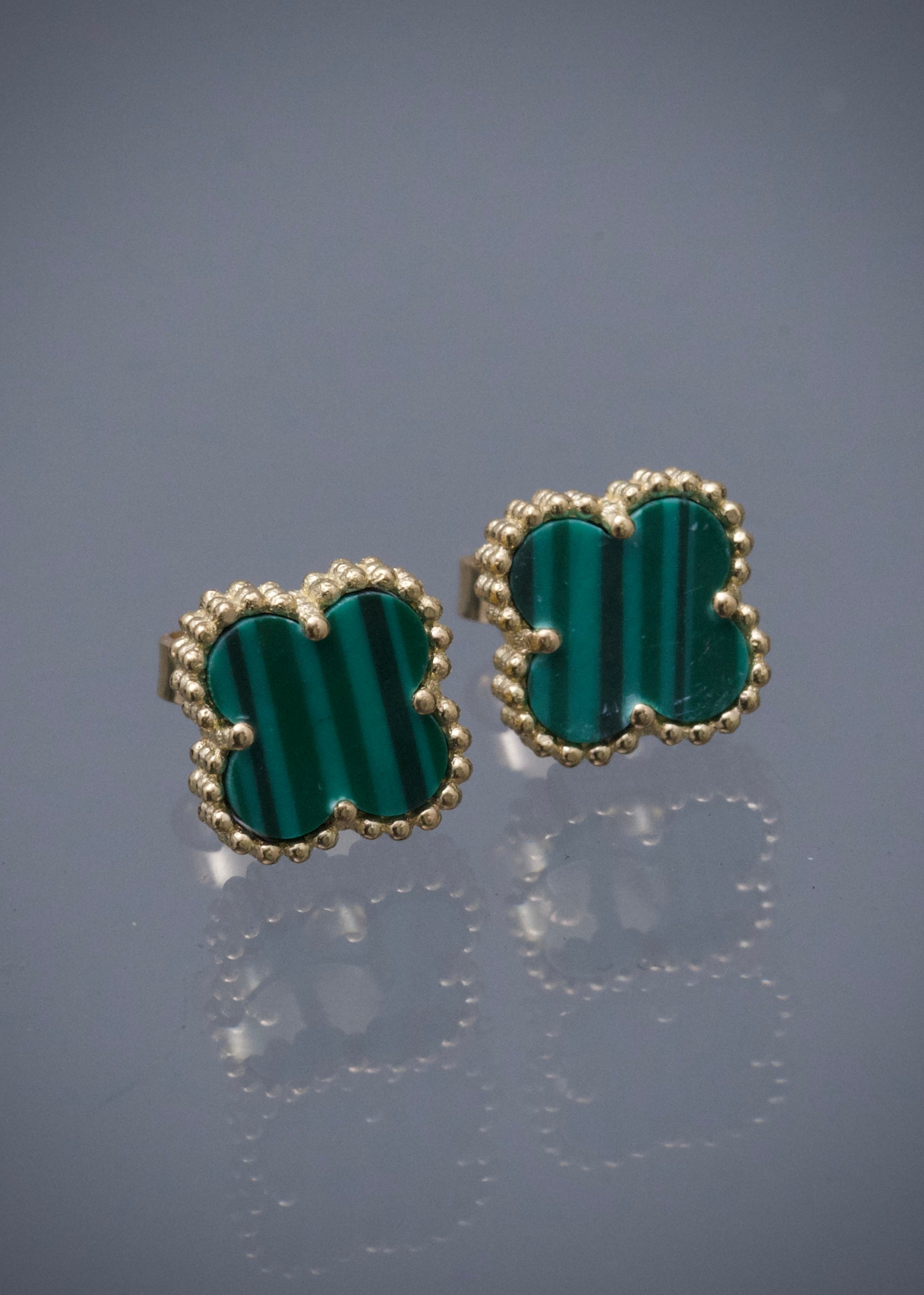 Topos lucky clover piedra verde 2.95gr / Largo 0.8cm / Oro Amarillo Nac B