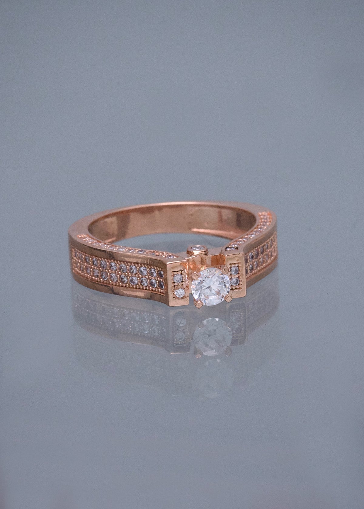 Solitario con Swarovski Blanco 5.2gr / Talla 7 — Oro Rosado