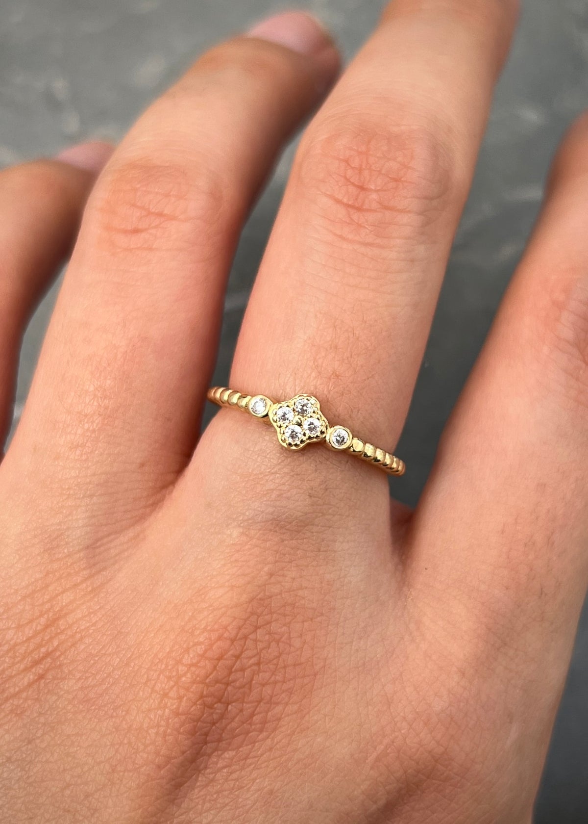 Anillo Lucky Clover con Swarovski Blanco 1.9gr / Talla 5 1/2 — Oro Amarillo