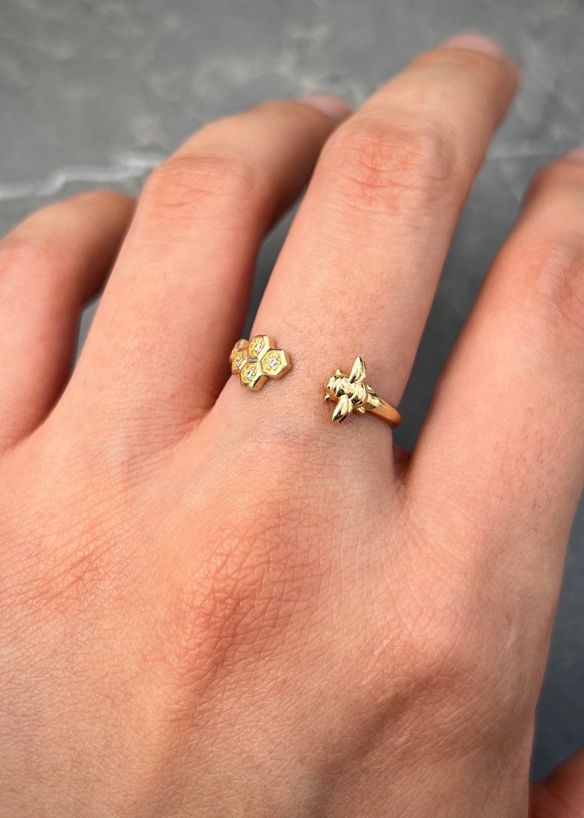 Anillo con Swarovski Blanco 1.4gr / Talla 6 — Oro Amarillo
