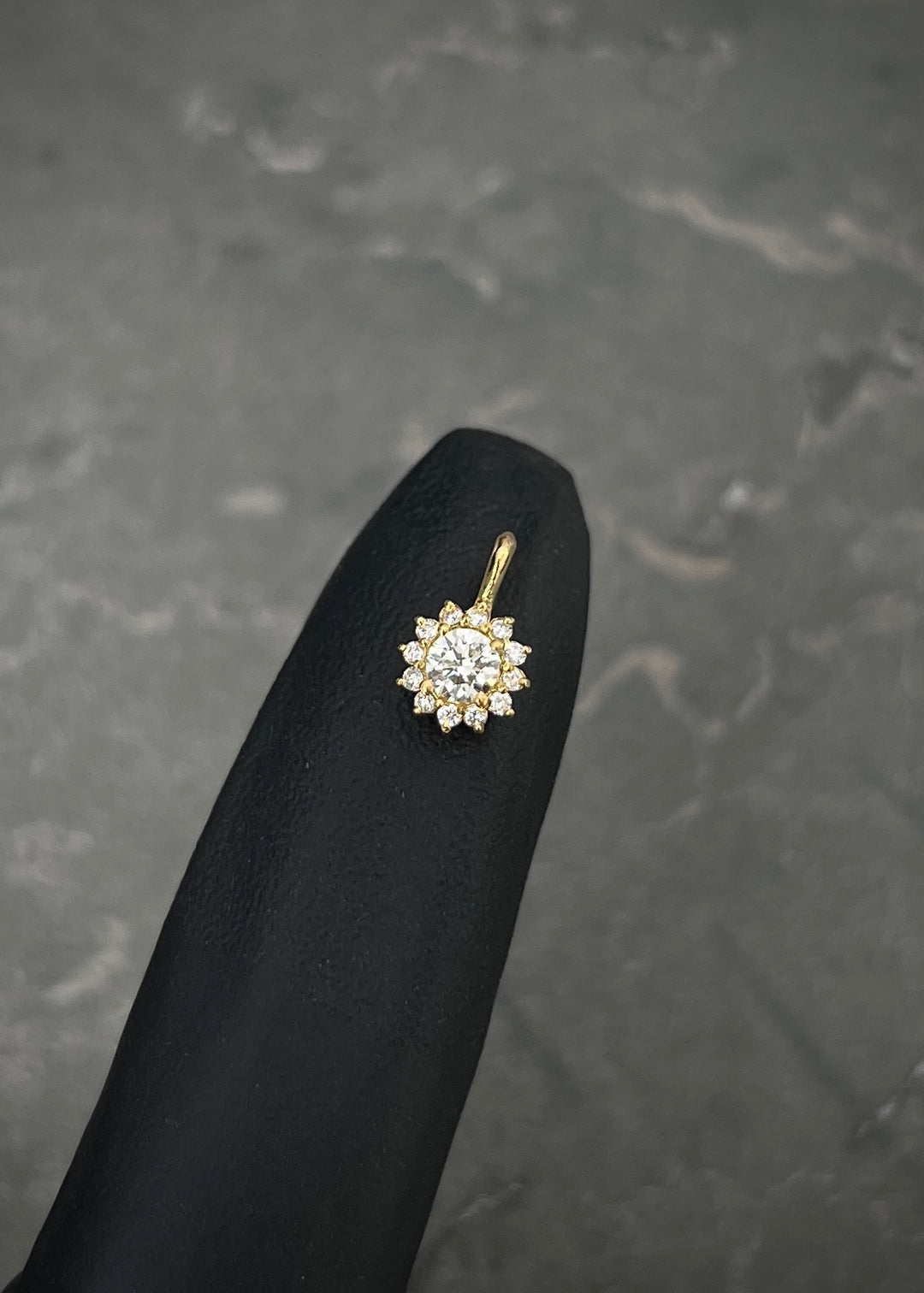 Dije con 28pts de diamantes 0.55gr / Largo 1cm — Oro Amarillo