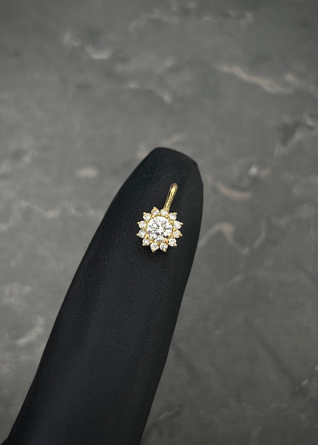 Dije con 28pts de diamantes 0.55gr / Largo 1cm / Oro Amarillo (Joya) M