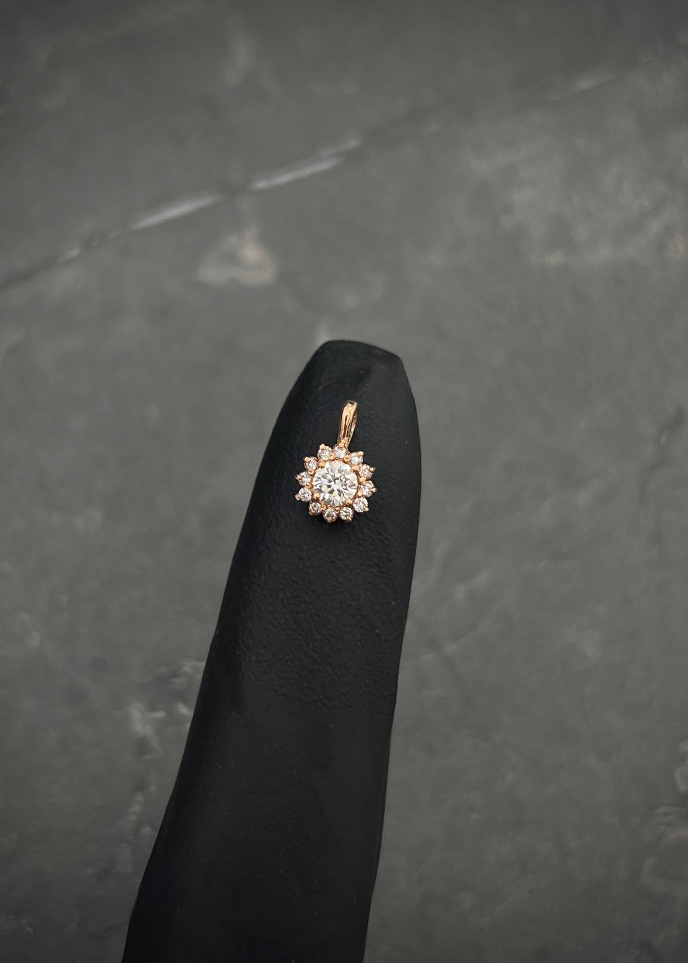 Dije Con 21pts de Diamante central y 10pts de diamantes laterales 0.45gr / Largo 1cm / Oro Rosado (Joya) B