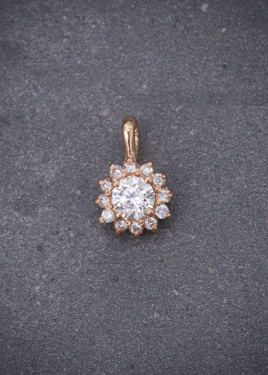 Dije con 23pts de diamante central y 11pts de diamantes laterales 0.55gr / Largo 1cm / Oro Rosado (Joya) B