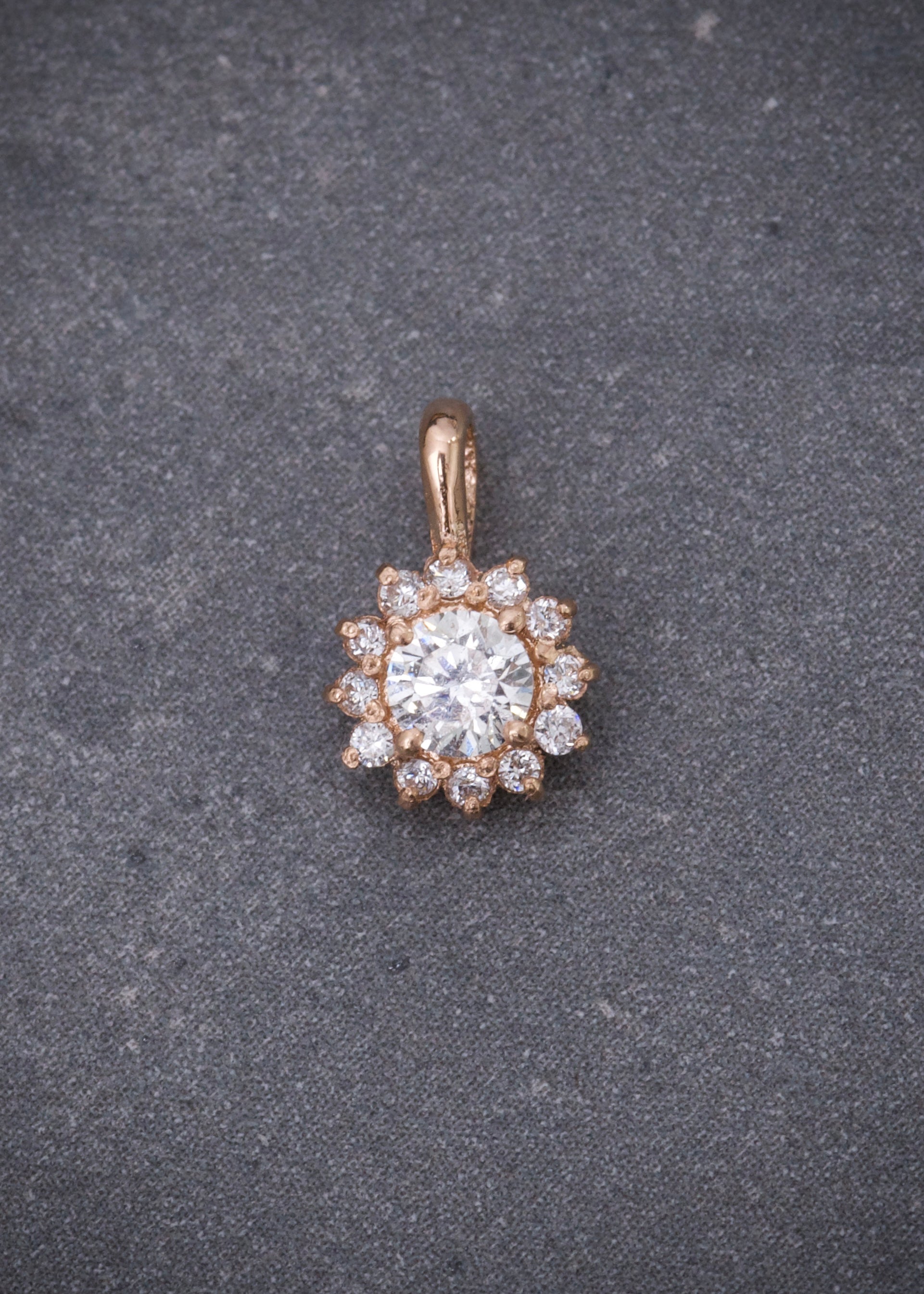 Dije con 23pts de diamante central y 11pts de diamantes laterales 0.55gr / Largo 1cm / Oro Rosado (Joya) B