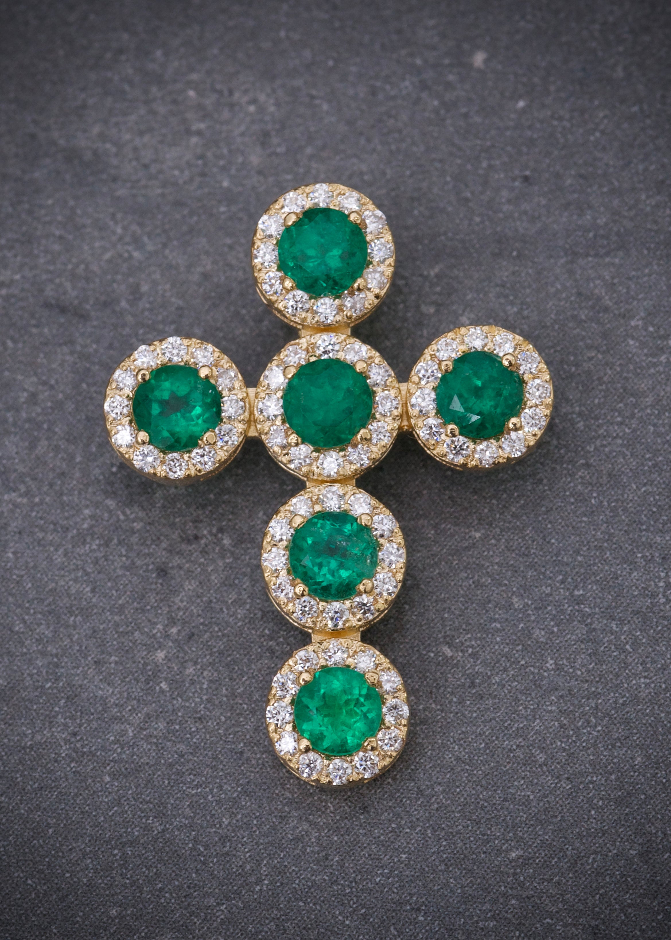 Dije cruz con 89pts de esmeralda y 30pts de diamantes 2.75gr / Largo 2.3cm / Oro Amarillo (Joya) B