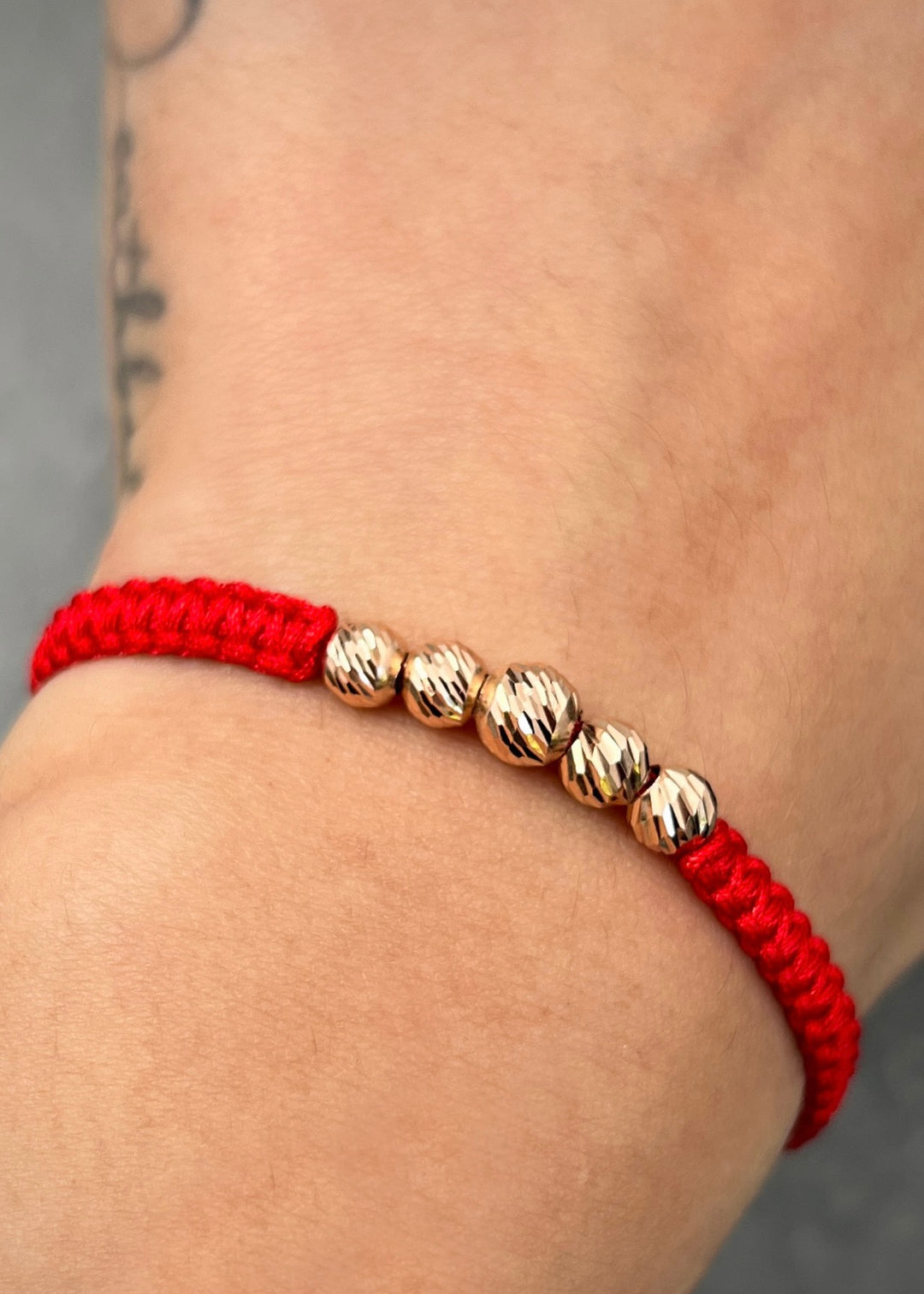 Pulsera en Hilo Rojo con Bolas Diamantadas 0.8gr — Oro Rosado