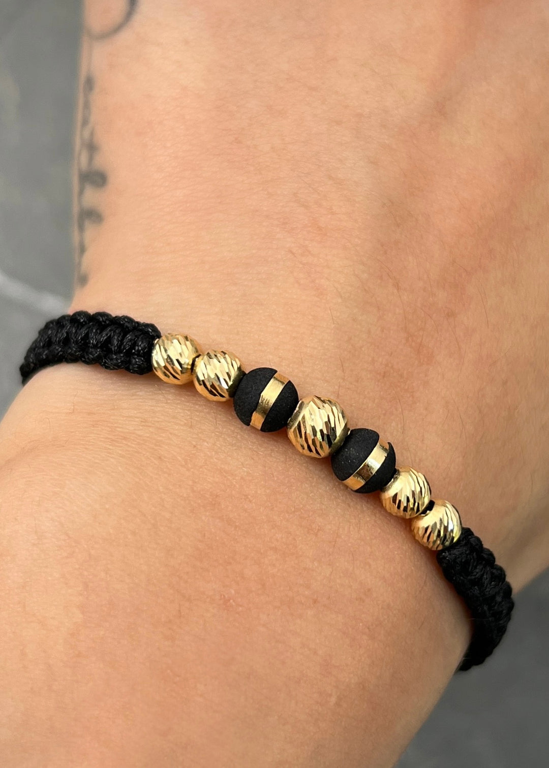 Pulsera en Hilo Negro con Bolas Diamantadas y Neoros 0.8gr — Oro Amarillo