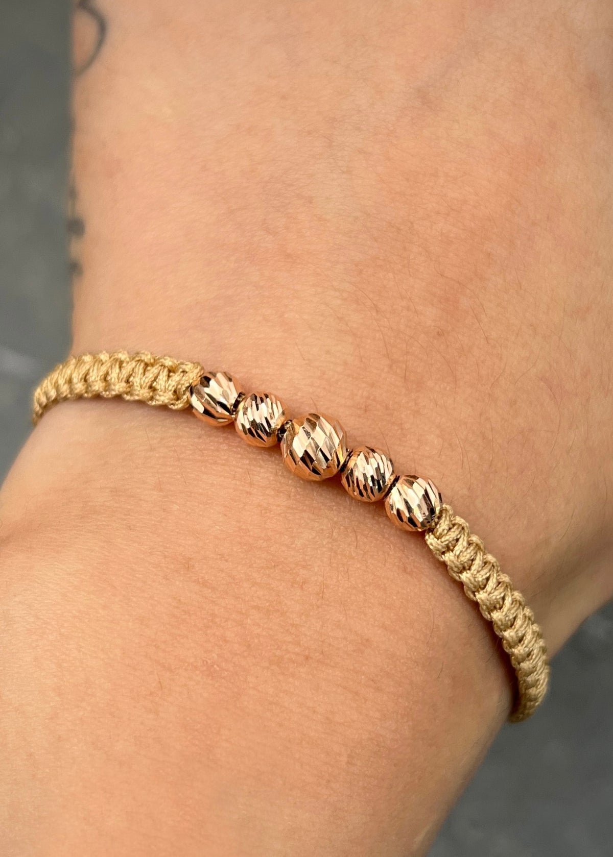 Pulsera en Hilo Beige con Bolas Diamantadas 0.8gr — Oro Rosado