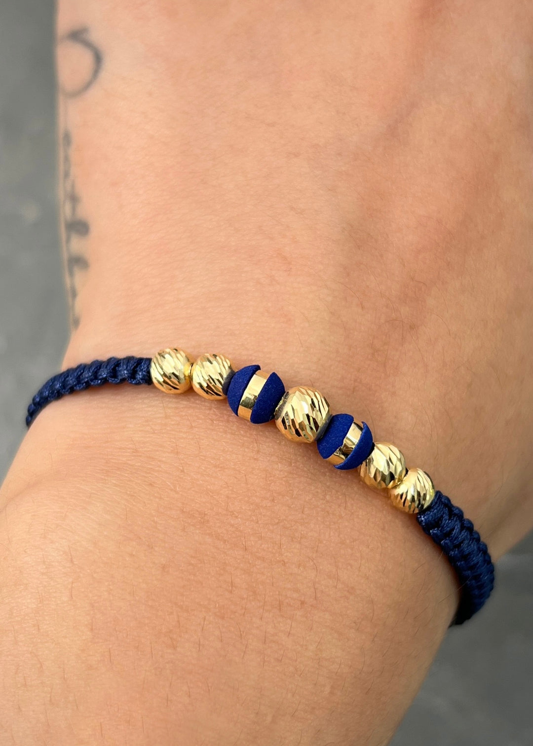 Pulsera en Hilo Azul con Bolas Diamantadas y Neoros 0.8gr — Oro Amarillo