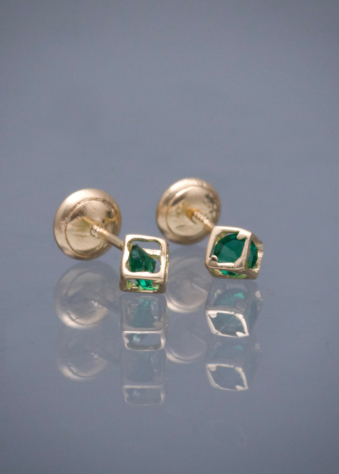 Topos Cuadrado con Swarovski Verde 0.75gr / 0.5cm / 5mm — Oro Amarillo