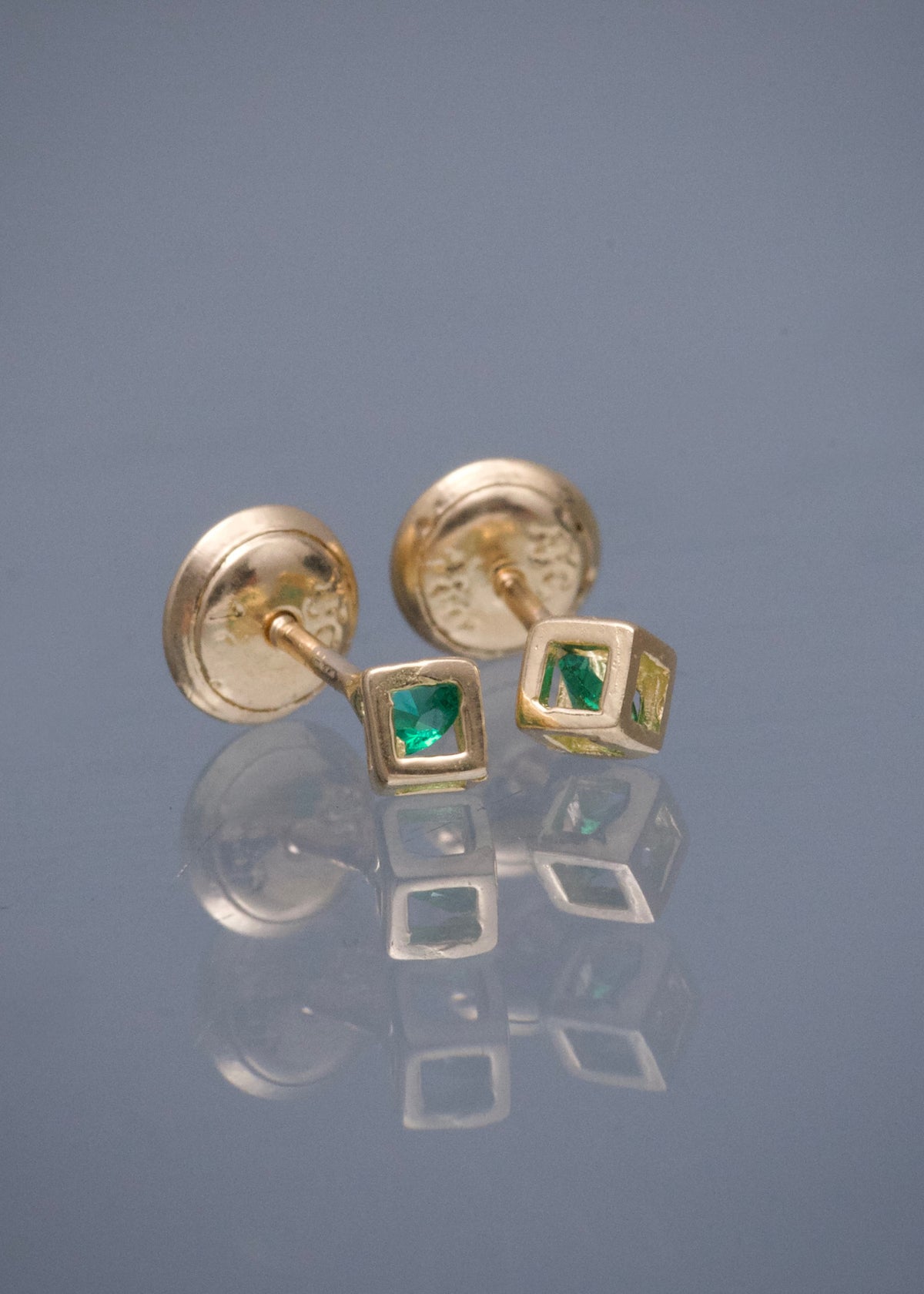 Topos Cuadrado con Swarovski Verde 0.75gr / 4cm / 0.4mm — Oro Amarillo
