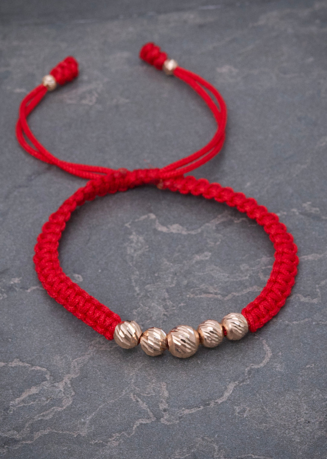 Pulsera en Hilo Rojo con Bolas Diamantadas 0.8gr — Oro Rosado