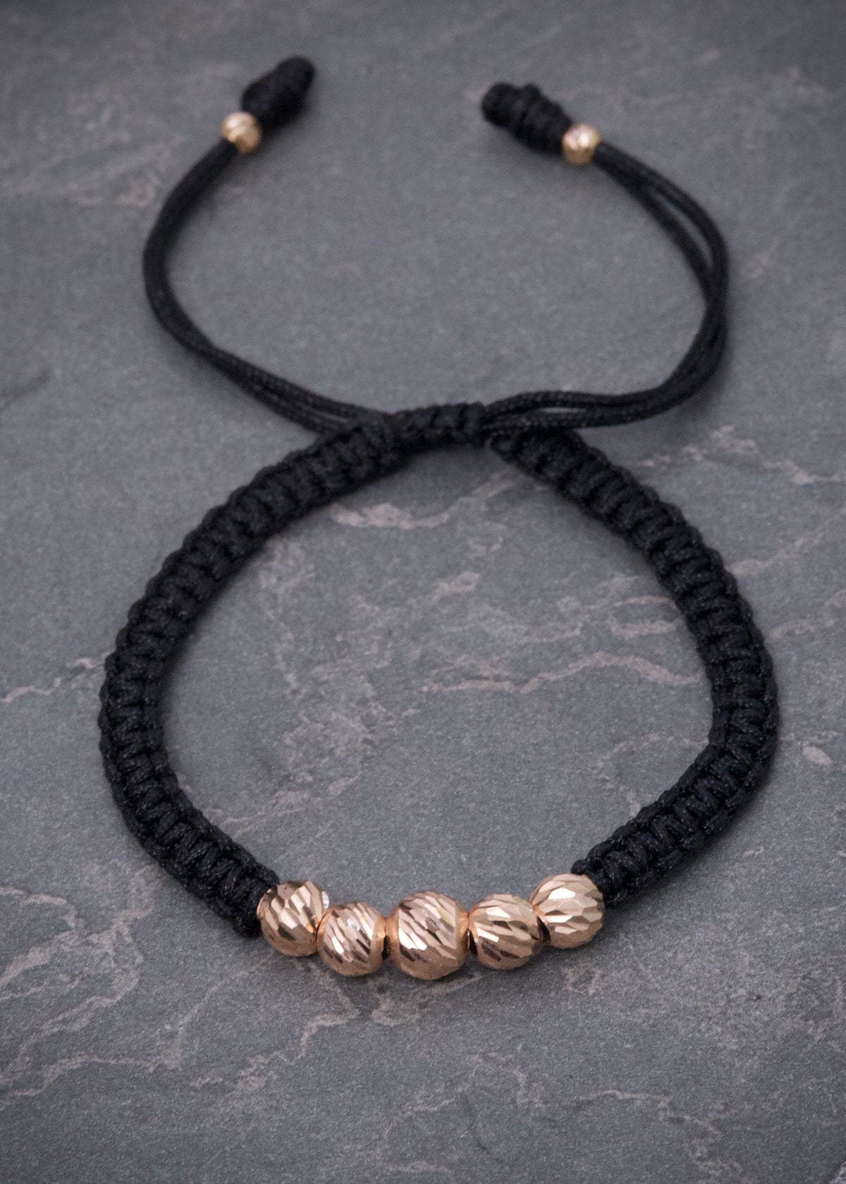 Pulsera en Hilo Negro con Bolas Diamantadas 0.8gr — Oro Rosado