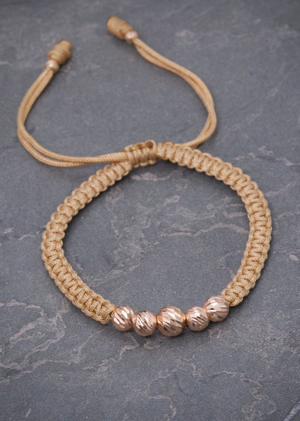 Pulsera en Hilo Beige con Bolas Diamantadas 0.8gr — Oro Rosado
