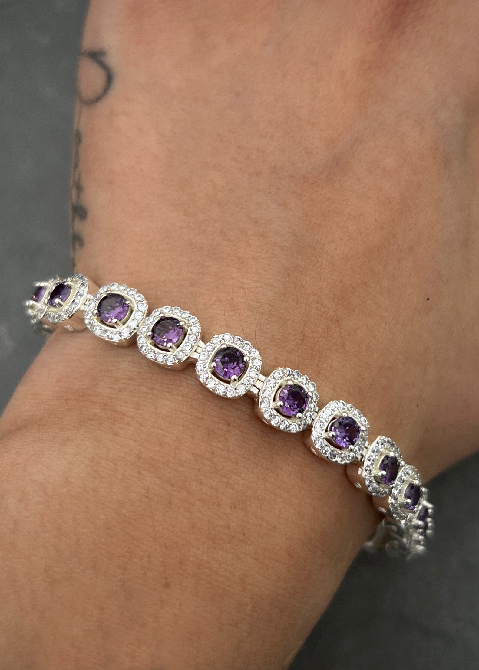 Pulso tenis con swarovski morado y blanco 24gr / Largo 19.5cm / Plata B