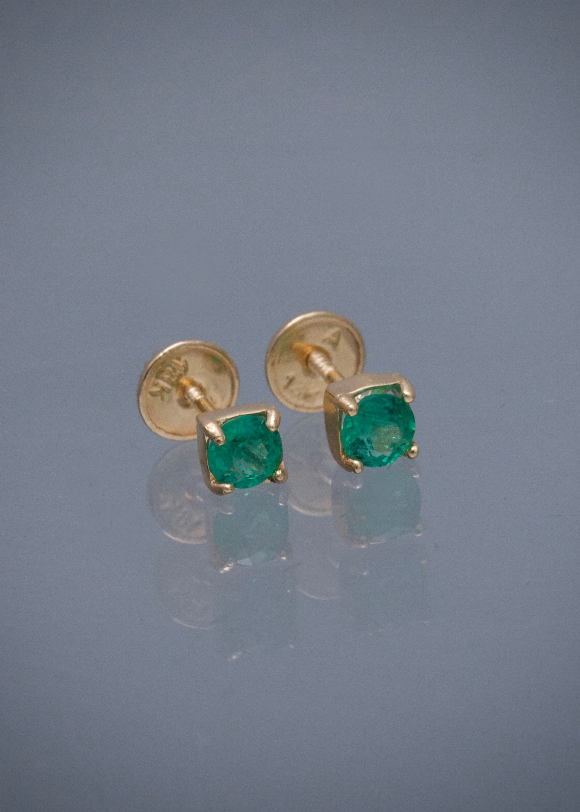 Topos con 45pts de esmeralda 0.7gr / Largo 0.41cm / Oro Amarillo (Joya) B