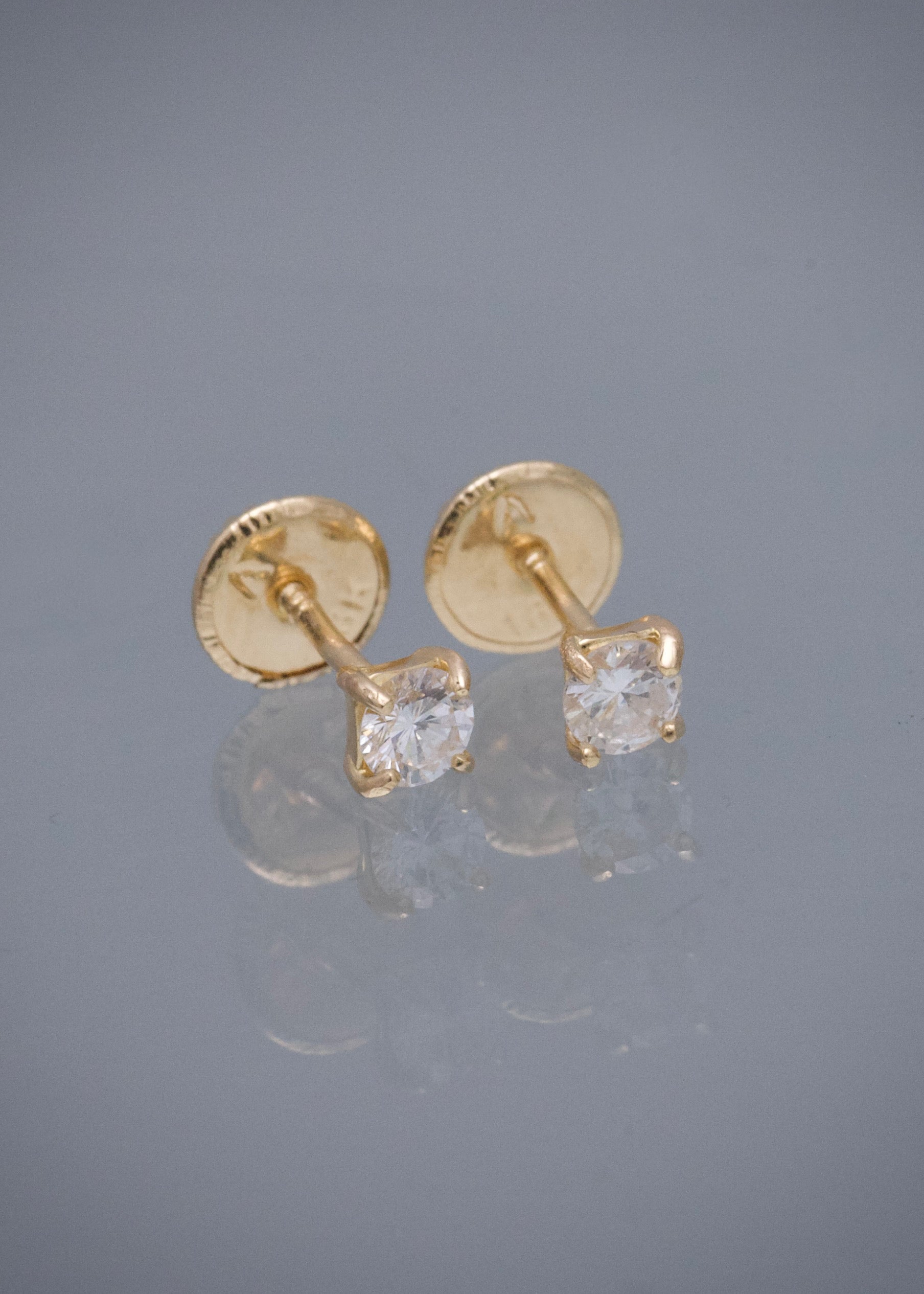 Topos con 24pts de diamante blanco 0.7gr / Largo 0,32cm / Oro Amarillo (Joya) P