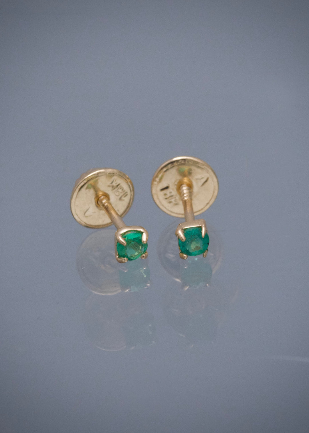 Topos con 10pts de esmeralda 0.55gr / Largo 0.24cm — Oro Amarillo