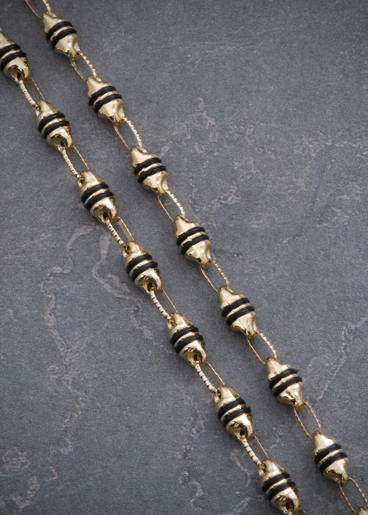 Cadena Rustica Caucho Negro 15.15gr / 60cm / 4.4mm — Oro Amarillo