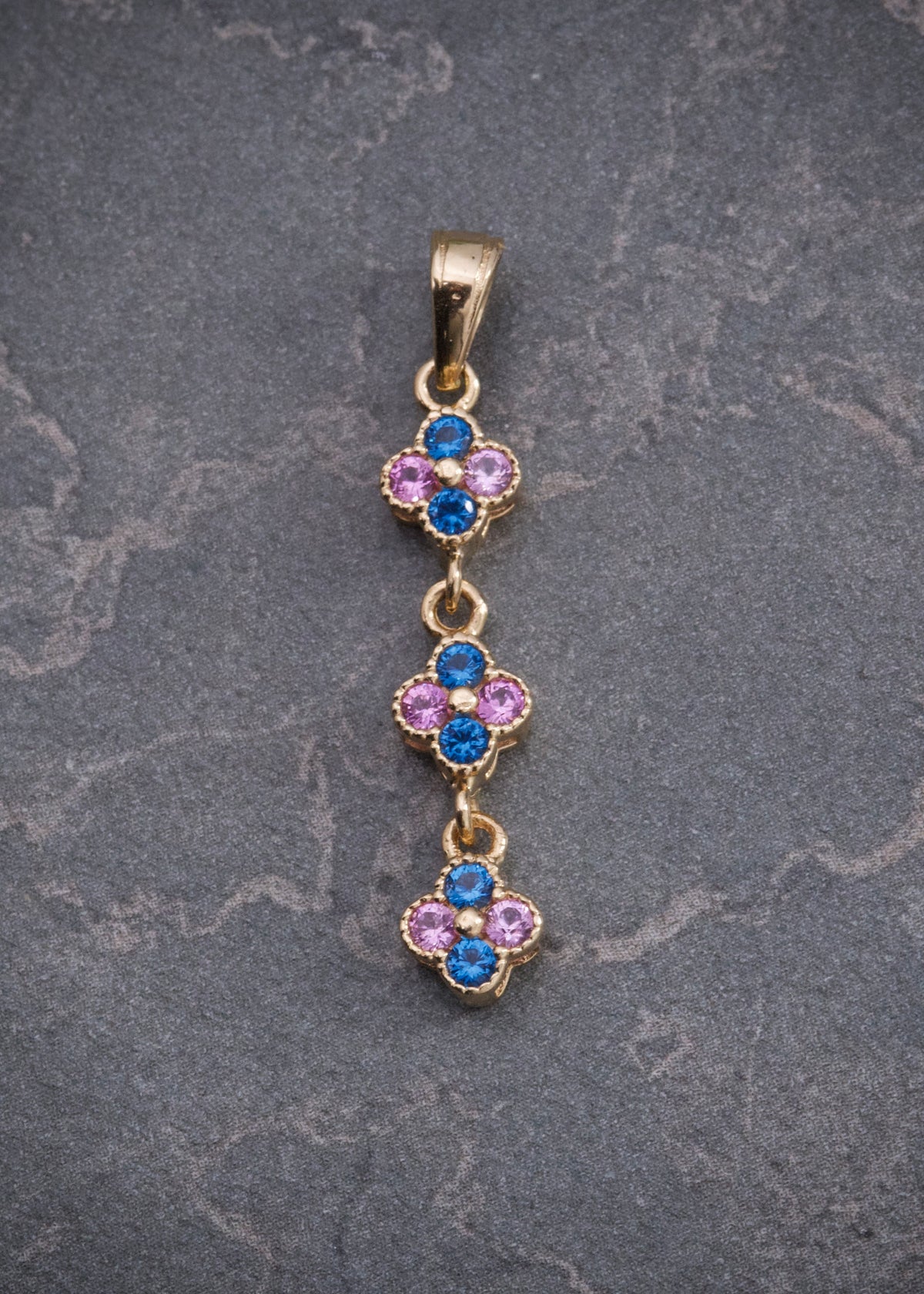Dije Flor con Swarovski Rosado y Azul 1.6gr / 3.1cm / 6mm — Oro Amarillo