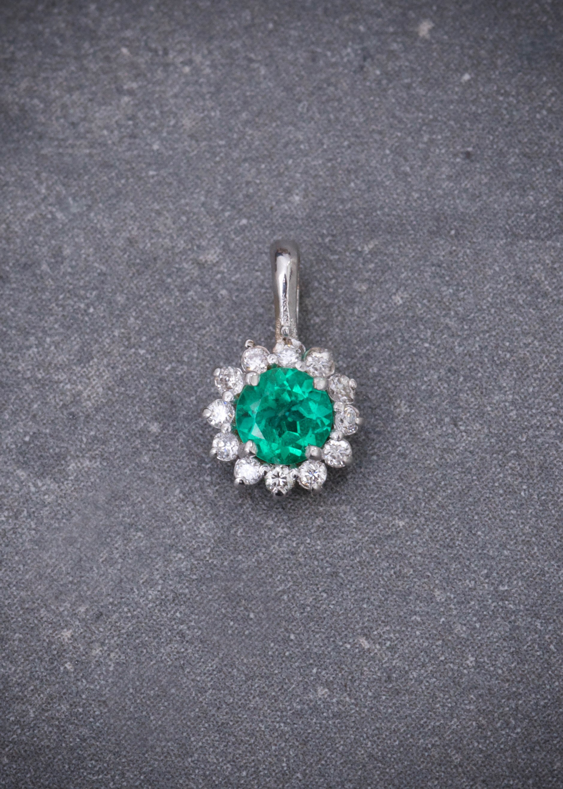 Dije con 16pts de esmeralda y 10pts de diamantes 0.35gr / Largo 1cm / Oro Blanco (Joya) B