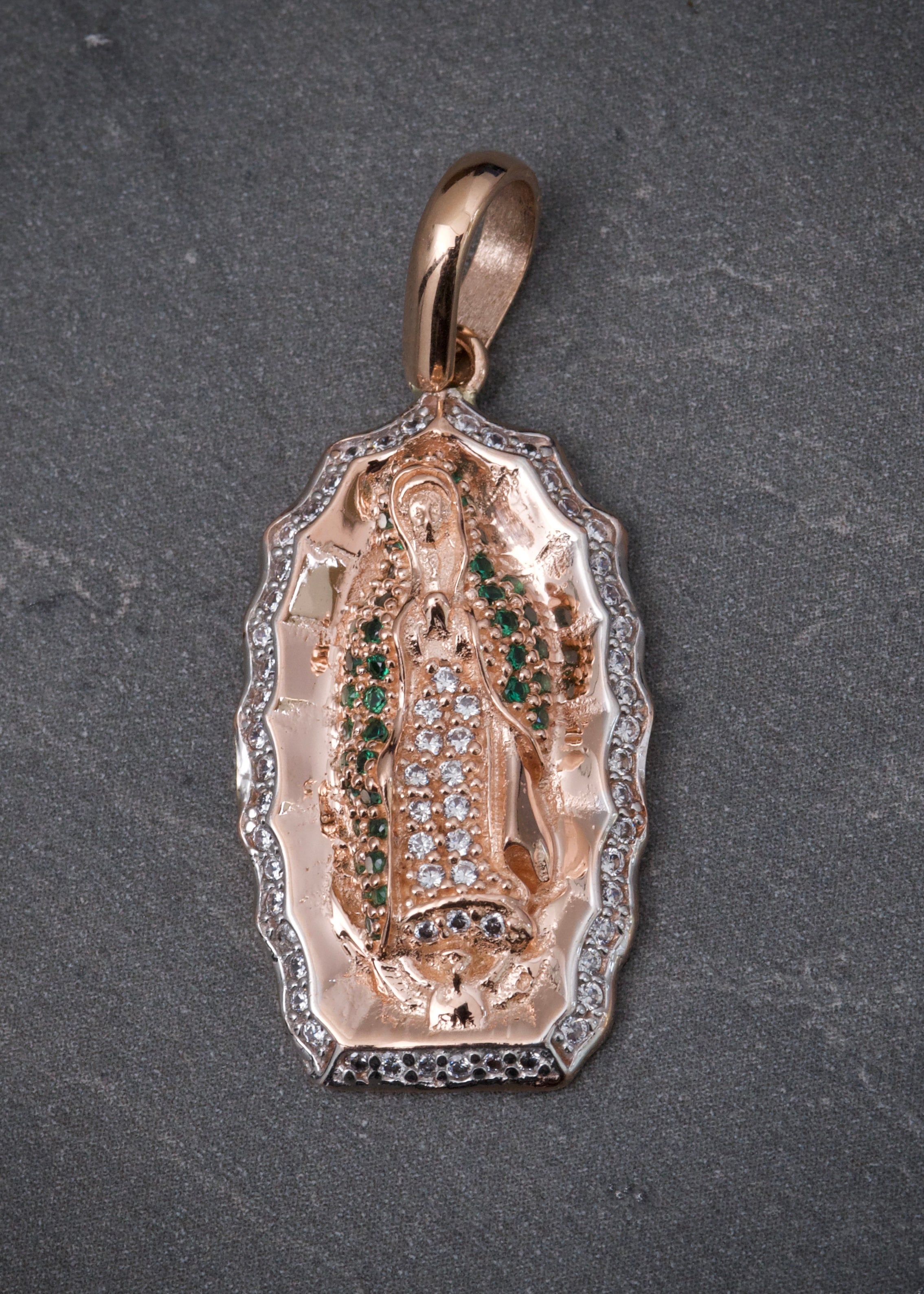 Dije virgen de guadalupe con swarovski verde y blanco 4.7gr / Largo 3.3cm / Oro Rosado Nac P