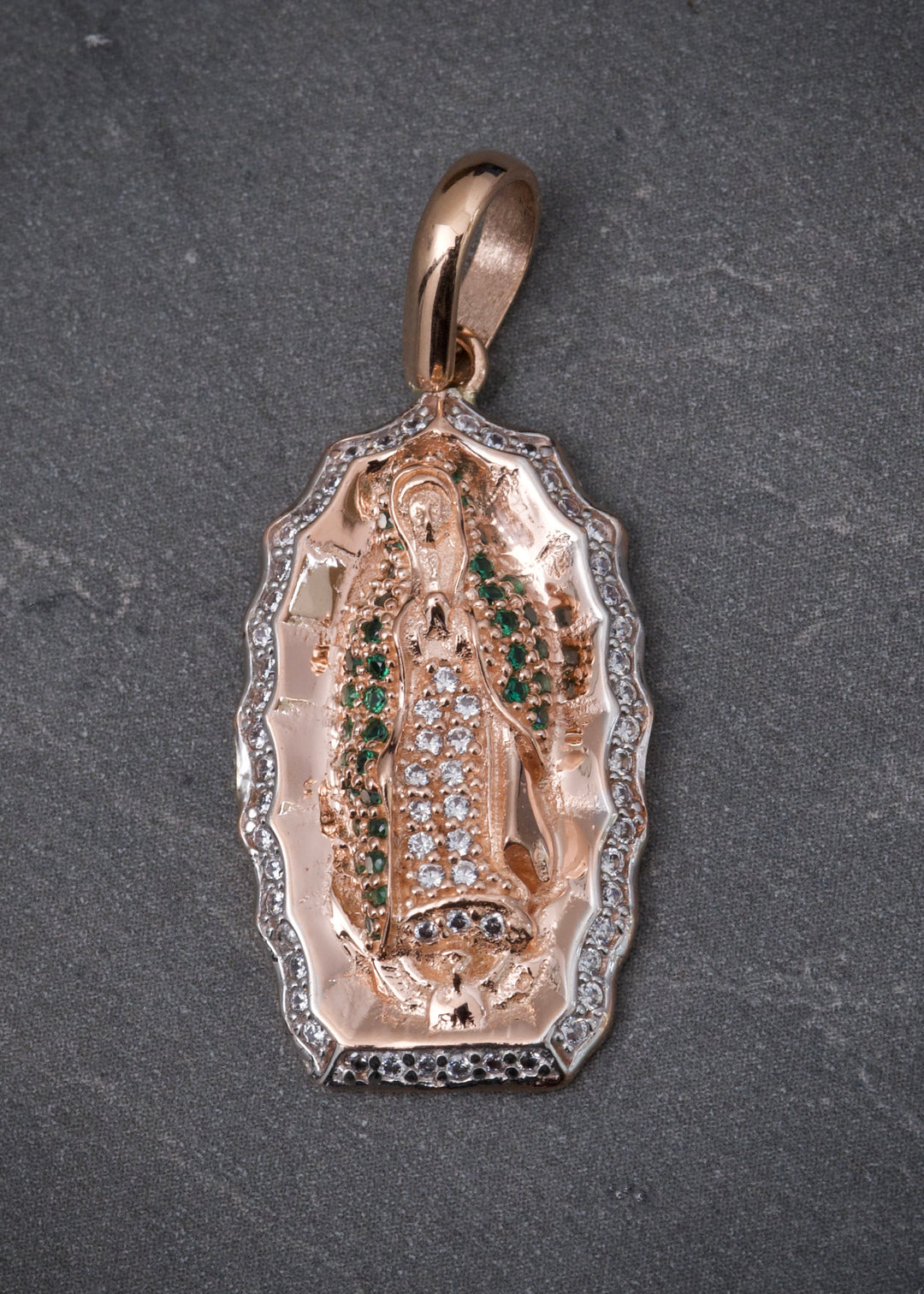Dije virgen de guadalupe con swarovski verde y blanco 4.65gr / Largo 3.3cm — Oro Rosado