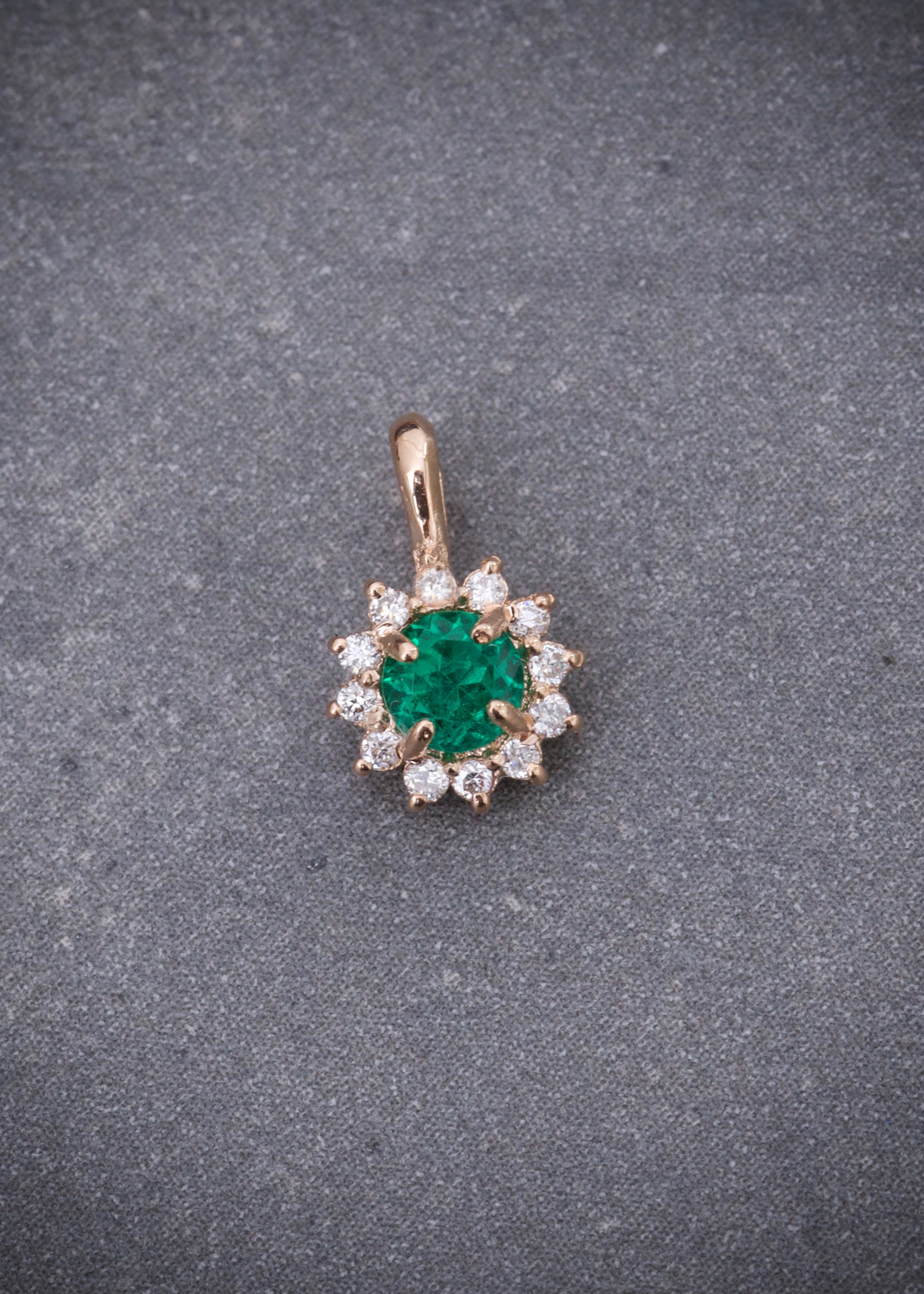 Dije con 19pts de esmeralda y 10pts de diamantes 0.45gr / Largo 1cm / Oro Rosado (Joya) B