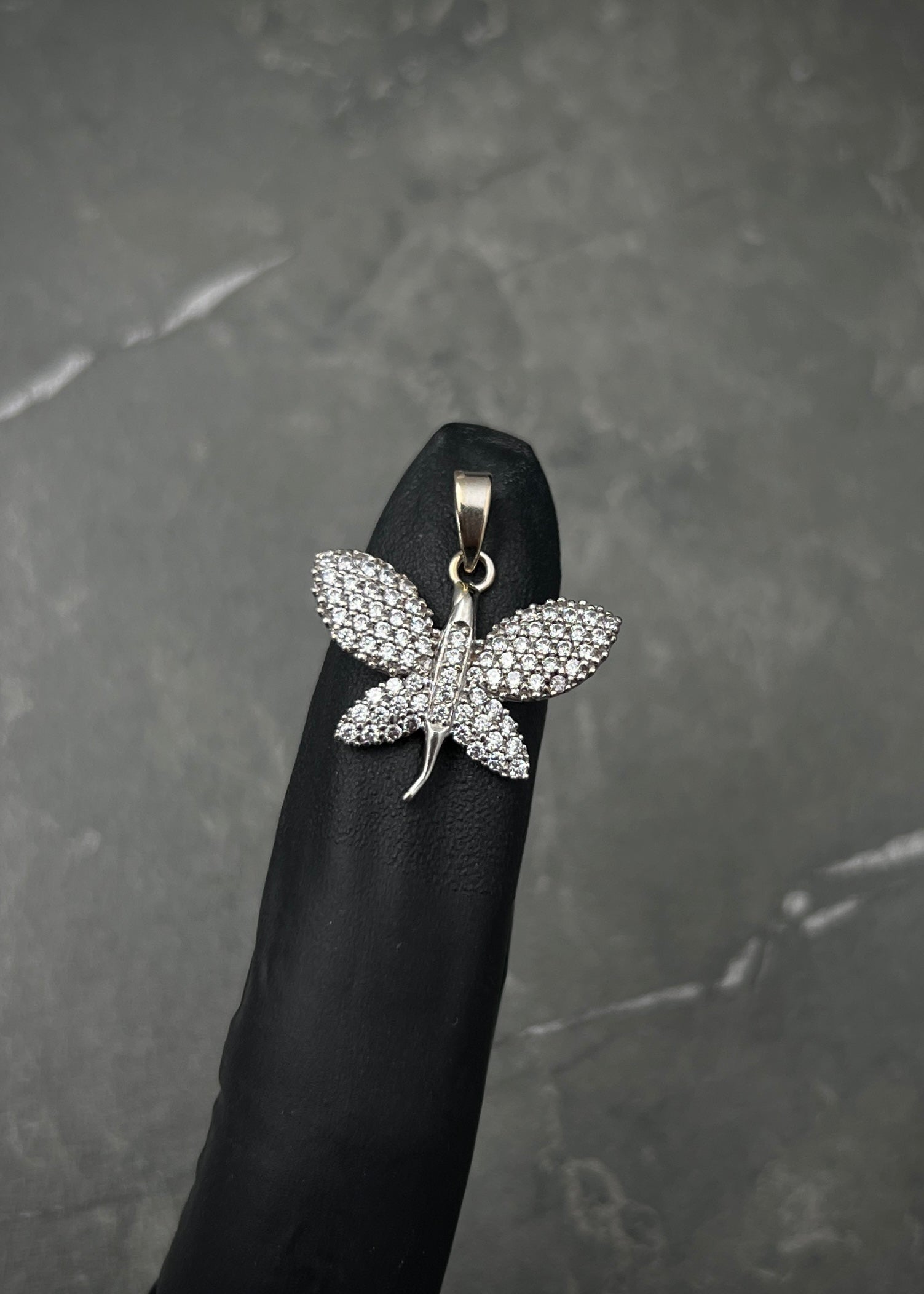 Dije mariposa con swarovski blanco 2.4gr / Largo 2.2cm / Oro Blanco italy cte M