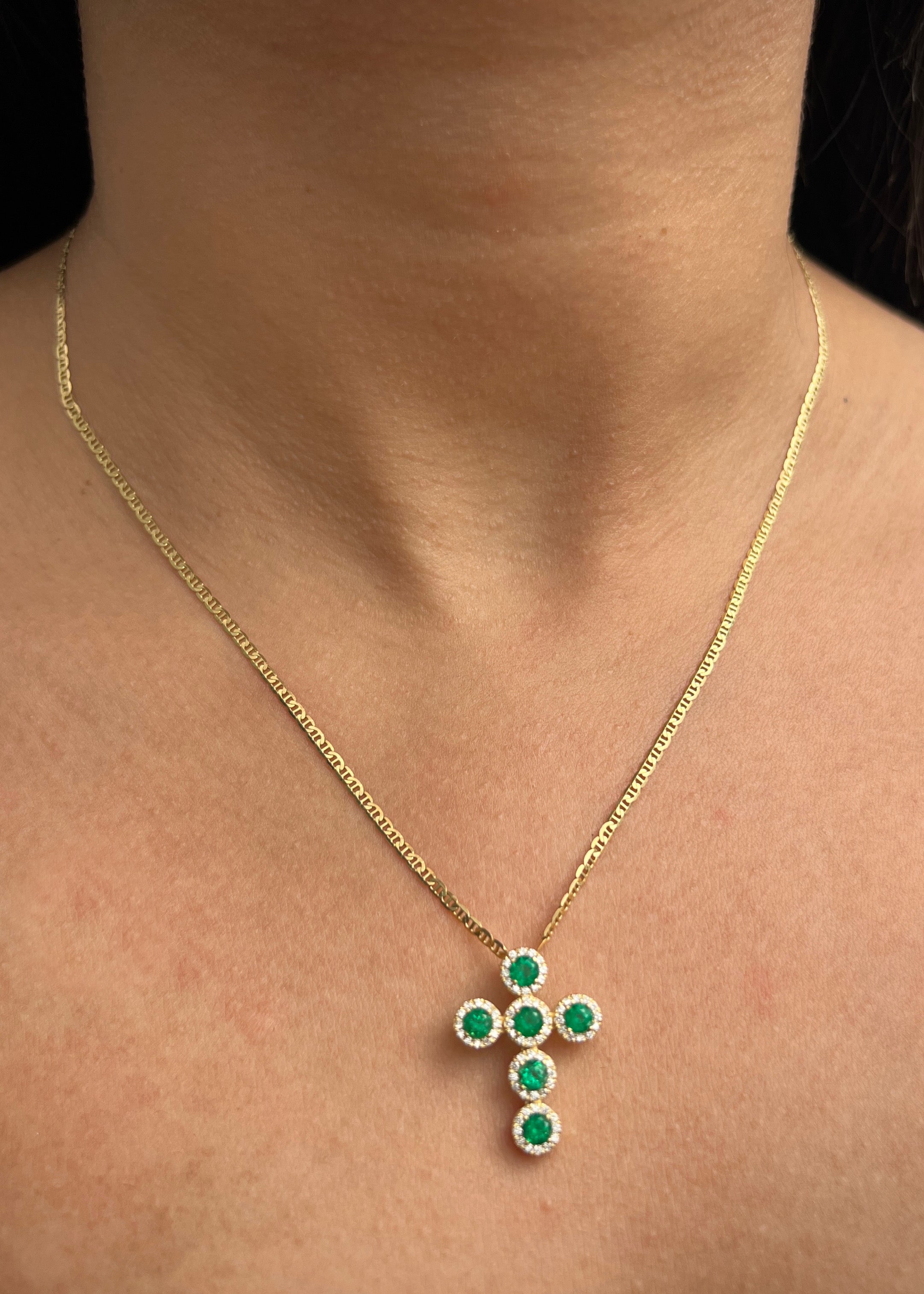 Dije cruz con 86pts de esmeralda y 30pts de diamantes 2.65gr / Largo 2.3cm / Oro Amarillo (Joya) B