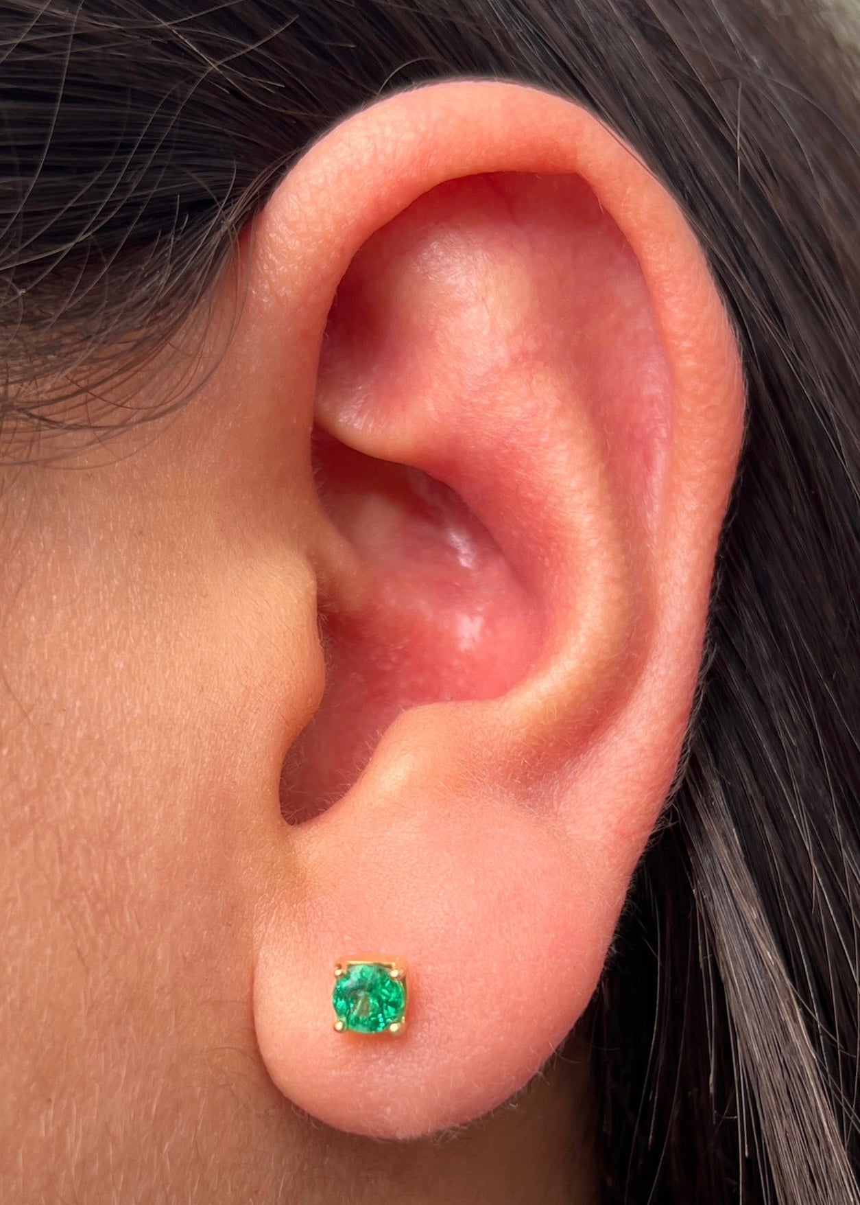 Topos con 45pts de esmeralda 0.7gr / Largo 0.41cm / Oro Amarillo (Joya) B