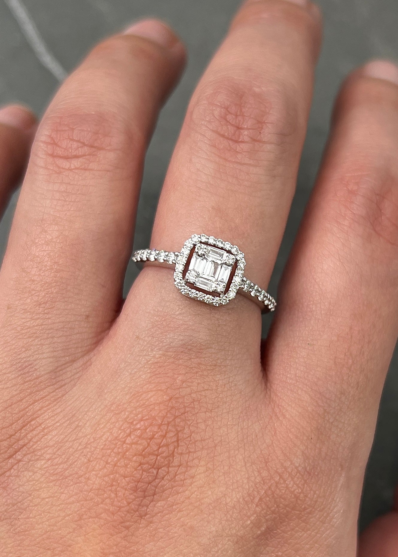 Solitario con 39pts de diamante central y 15pts laterales 2.8gr / TALLA 6 1/2 / Oro Blanco (Joya) M