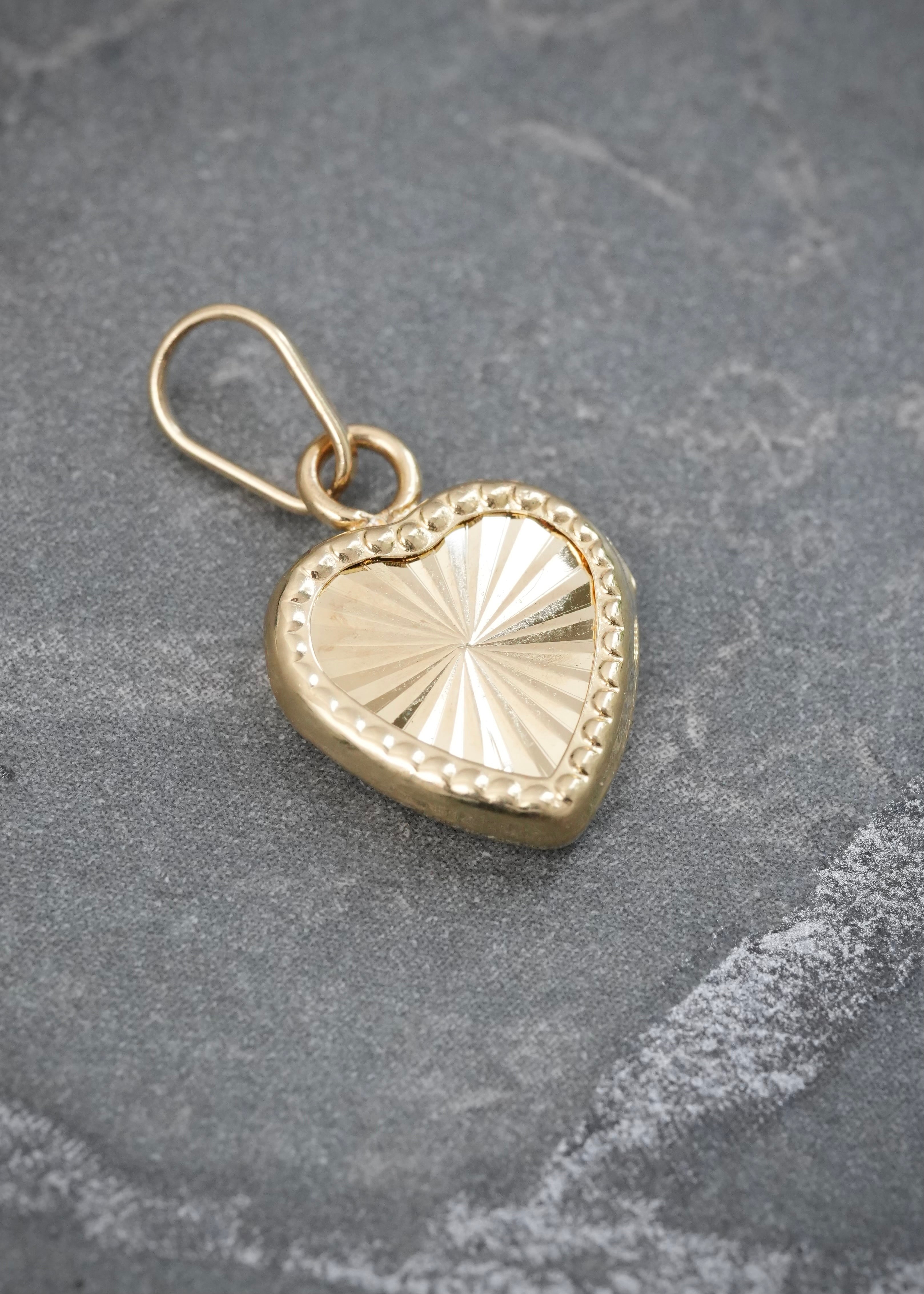 Dije Corazon Diamantado 0.85gr / 1.9cm / 10.9mm — Oro Amarillo