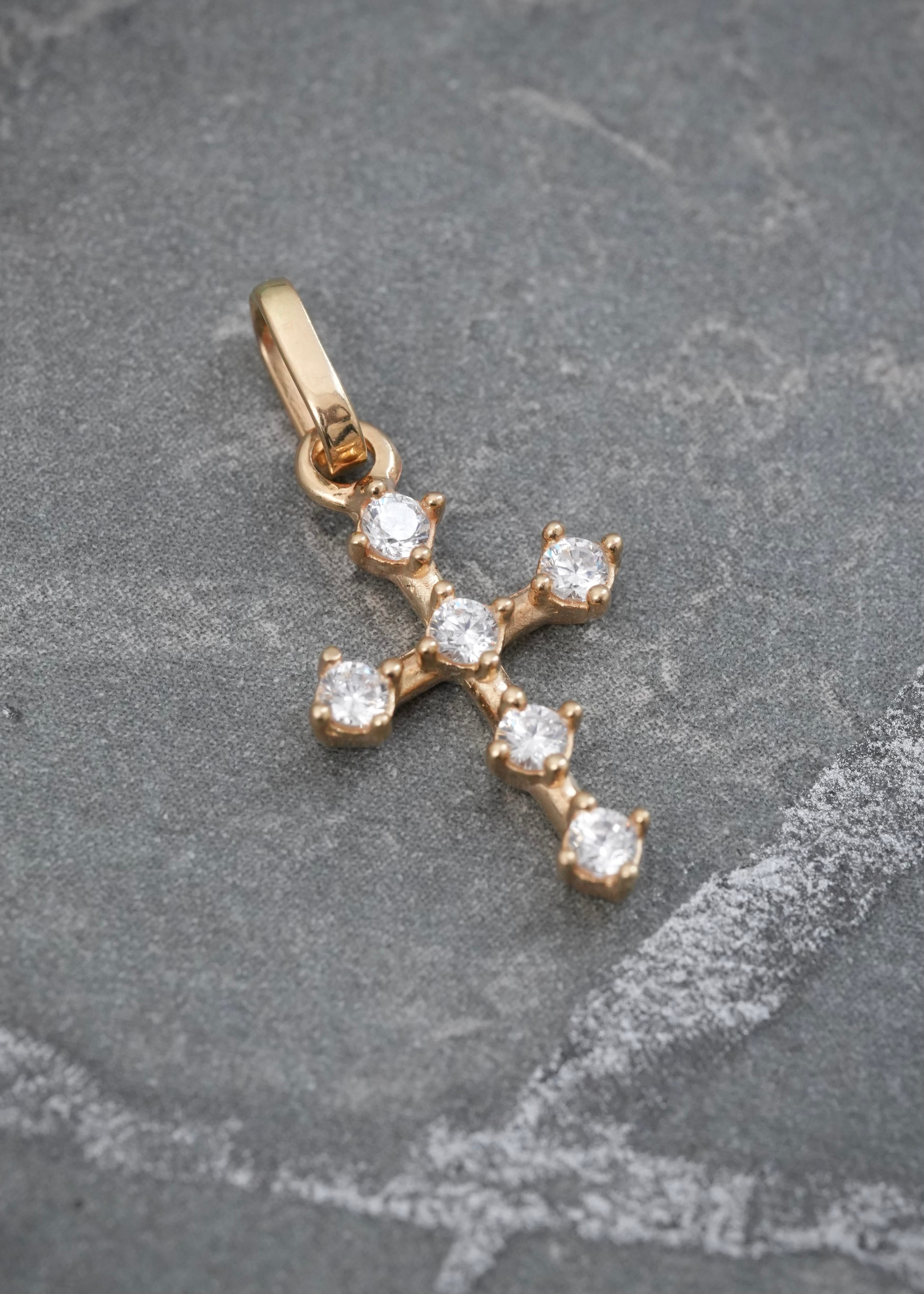 Dije Cruz con Swarovski Blanco 1gr / 2.1cm / 10.8mm — Oro Amarillo