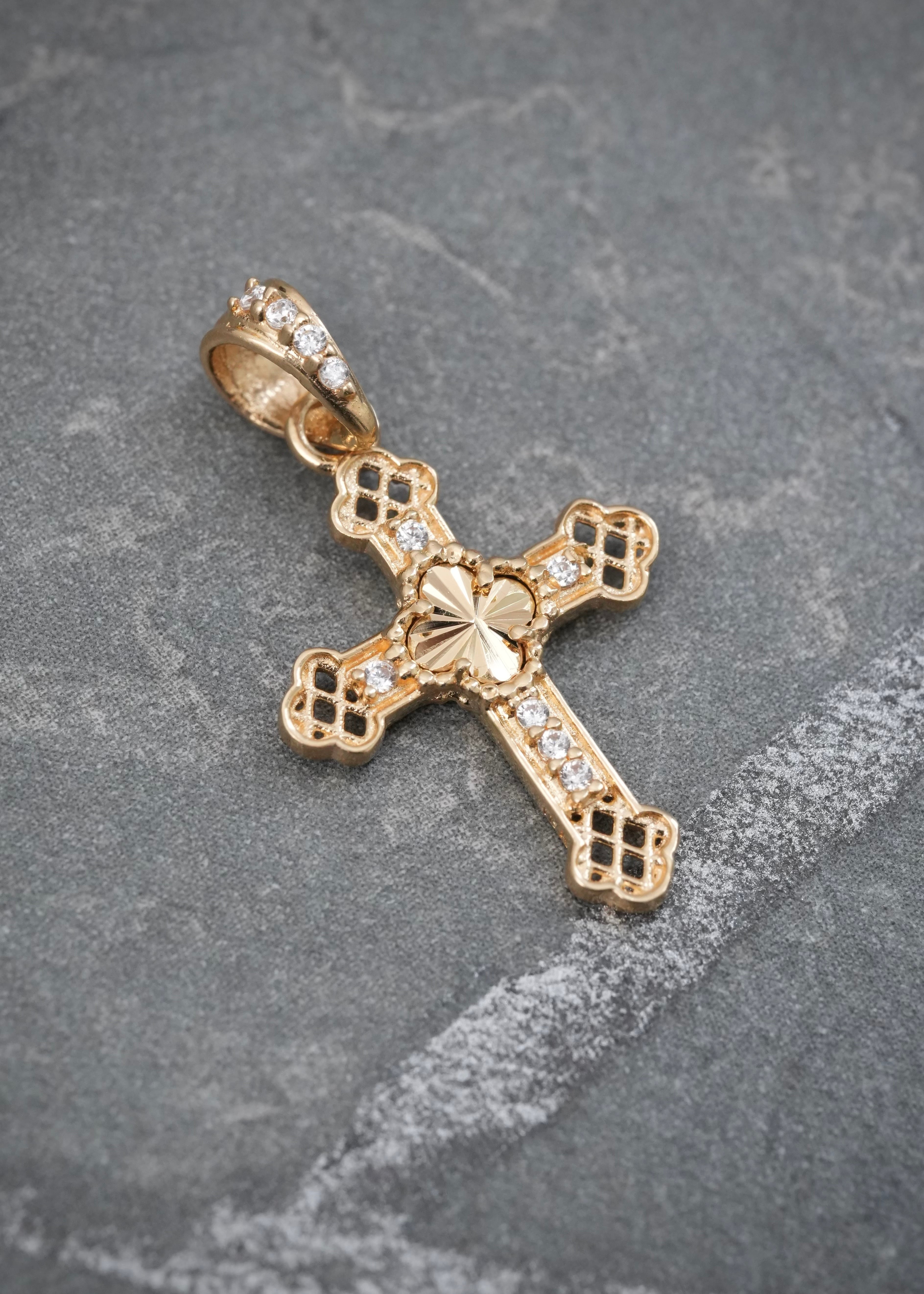 Dije Cruz con Swarovski Blanco 1.1gr / 2.4cm / 13.6mm — Oro Amarillo
