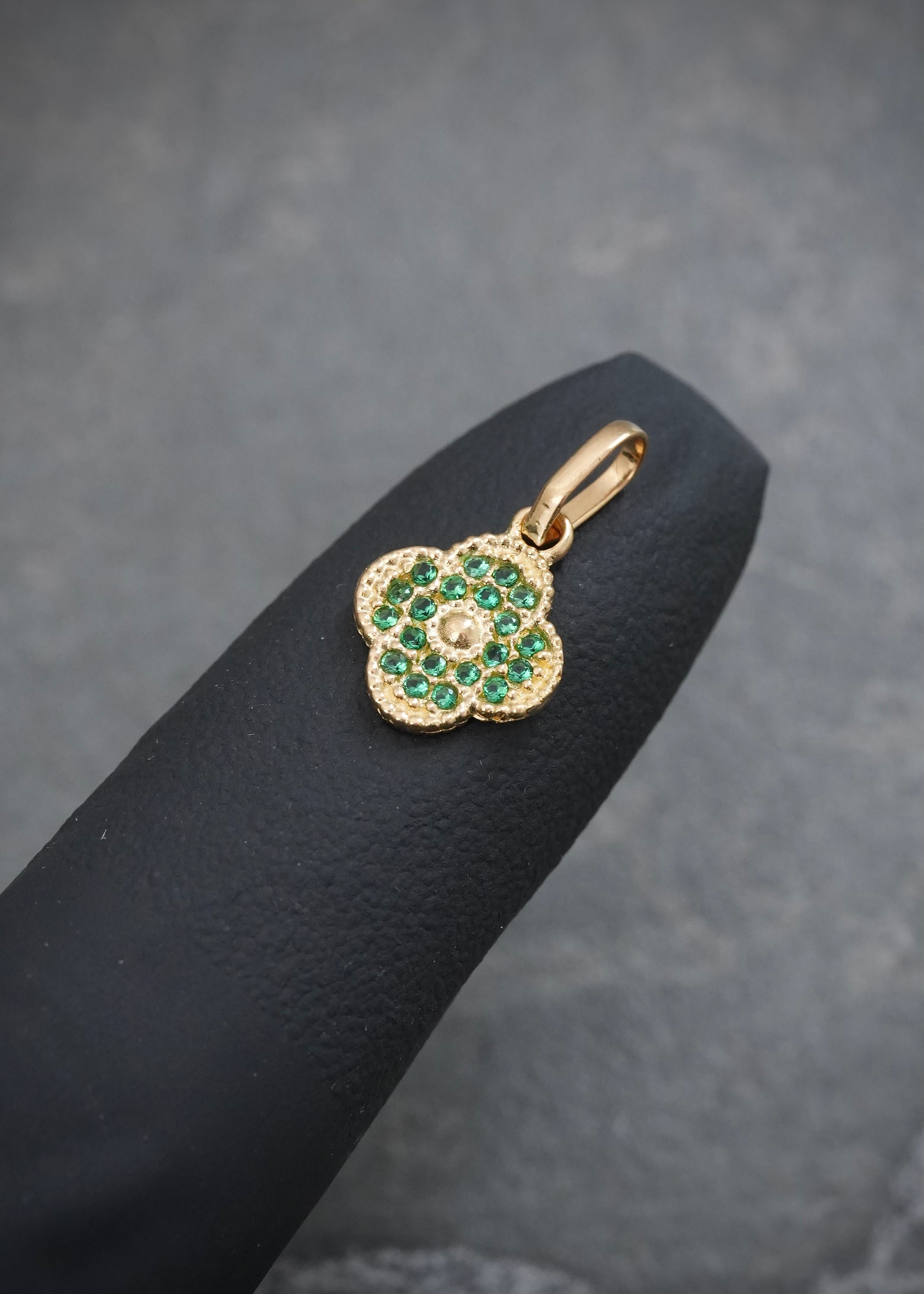 Dije Flor con Swarovski Verde 0.75gr / 1.5cm / 9mm — Oro Amarillo