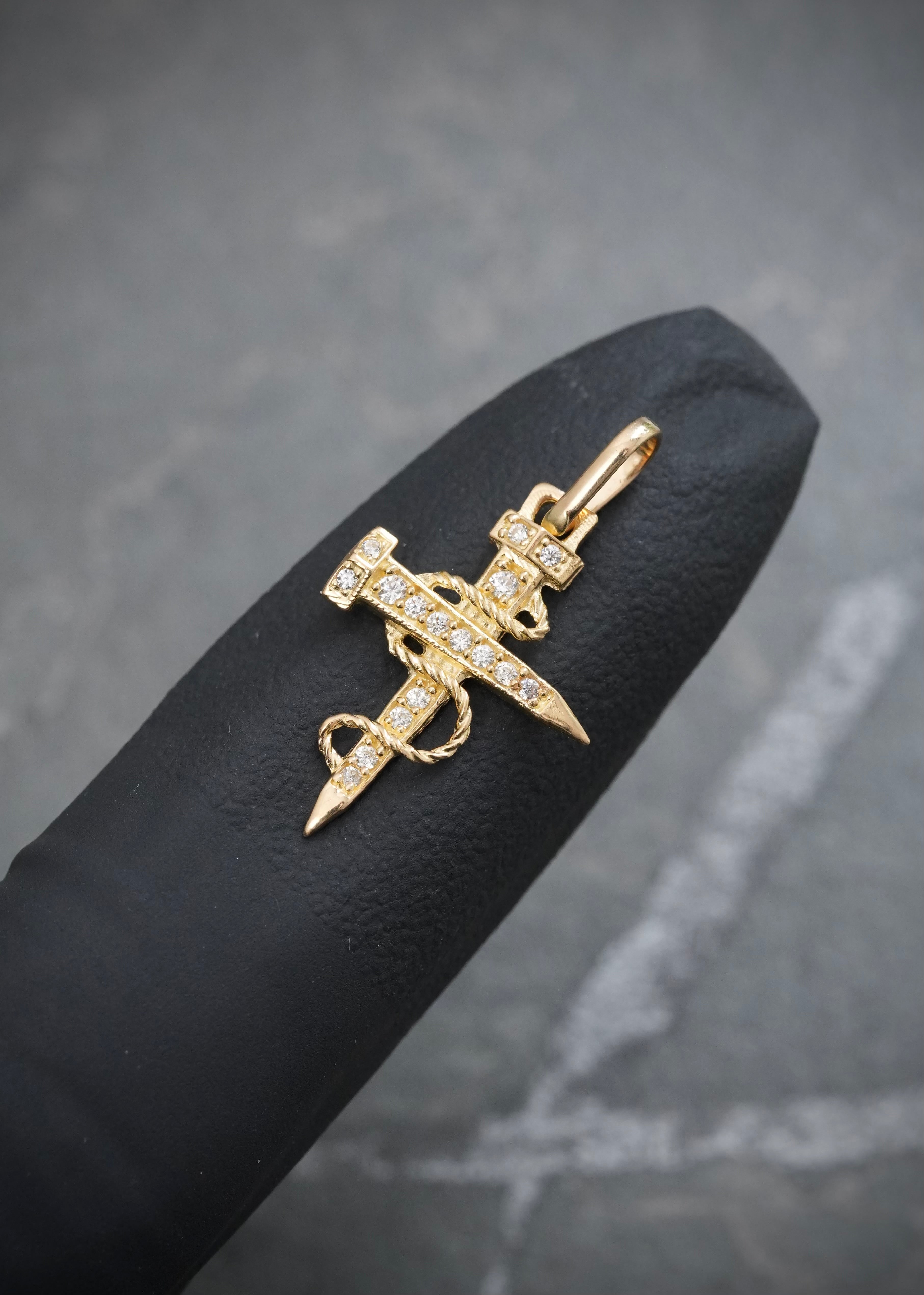 Dije Cruz Clavo con Swarovski Blanco 0.9gr / 2.3cm / 13mm — Oro Amarillo