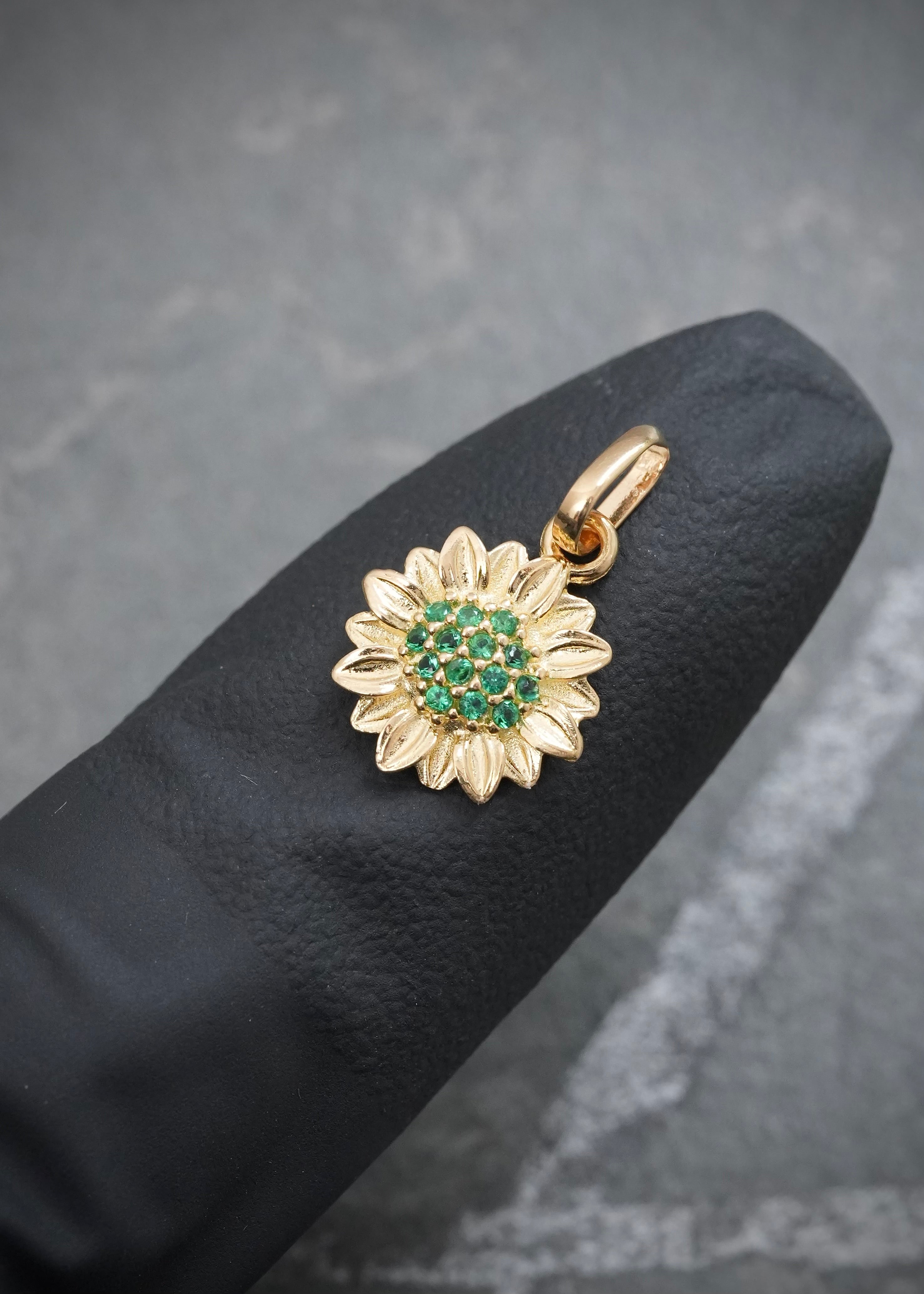 Dije Girasol con Swarovski Verde 0.95gr / 1.6cm / 10.5mm — Oro Amarillo