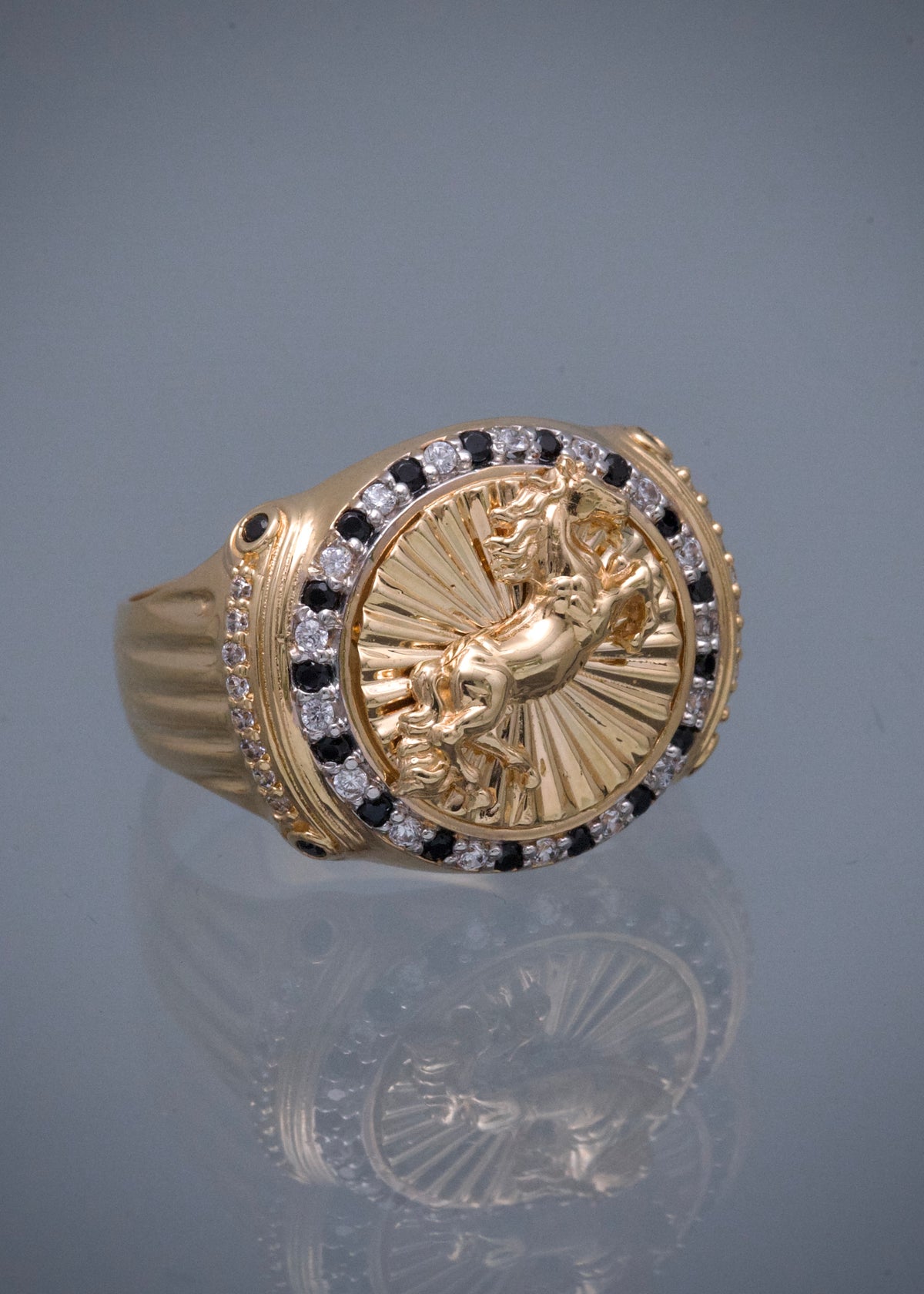 Anillo Caballo con Swarovski Blanco y Negro 7.8gr / Talla 9 1/2 — Oro Amarillo