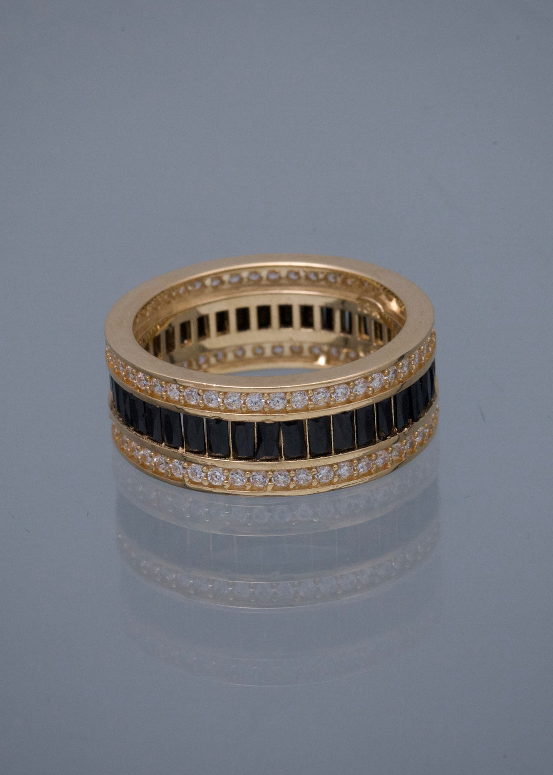 Argolla con Swarovski Negro y Blanco 8gr / Talla 7 3/4 — Oro Amarillo