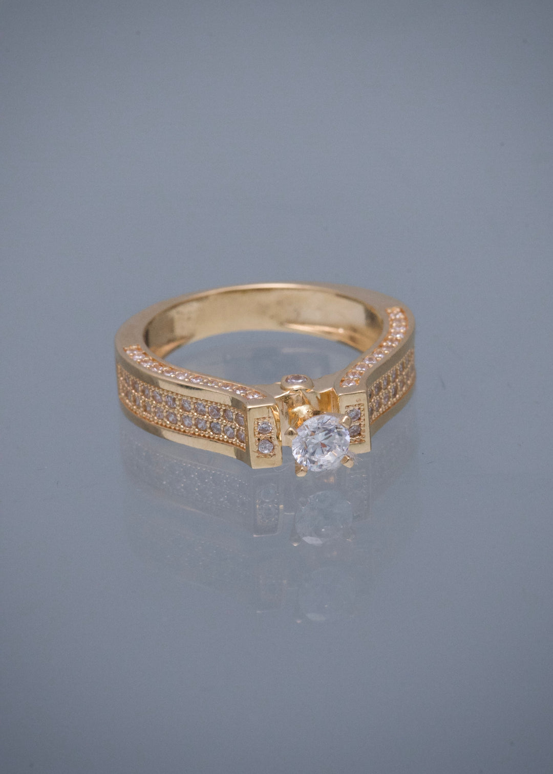 Solitario con Swarovski Blanco 4.55gr / Talla 5 1/2 — Oro Amarillo