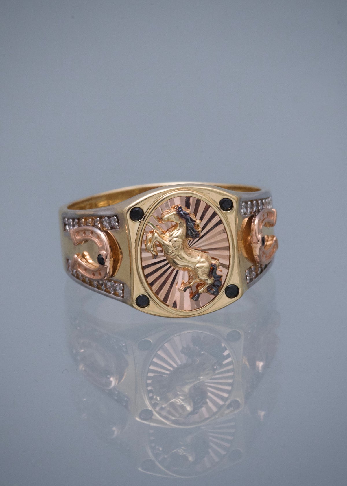 Anillo Caballo con Swarovski Blanco y Negro 5.95gr / Talla 9 3/4 — Dos Oros
