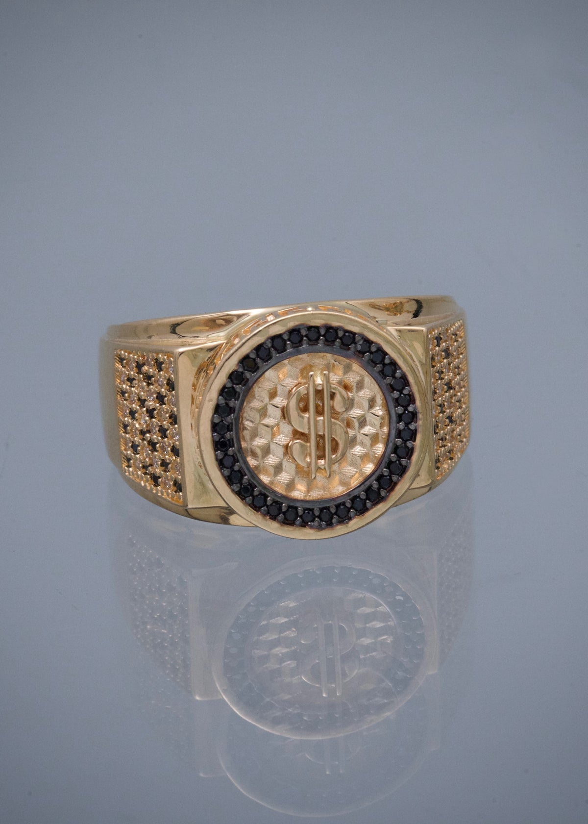 Anillo Signo Peso con Swarovski Negro 13gr / Talla 11 3/4 — Oro Amarillo