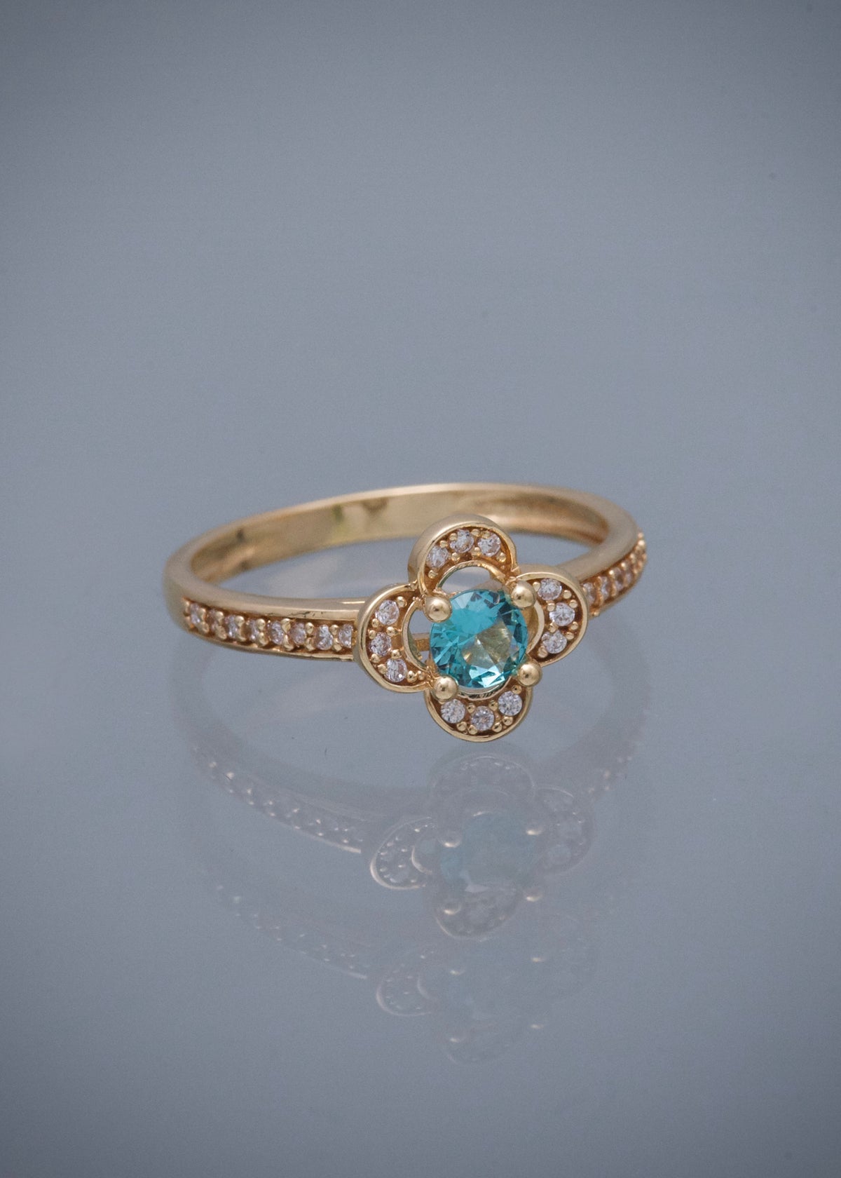 Anillo Flor con Swarovski Azul y Blanco 2.7gr / Talla 6 3/4 — Oro Amarillo